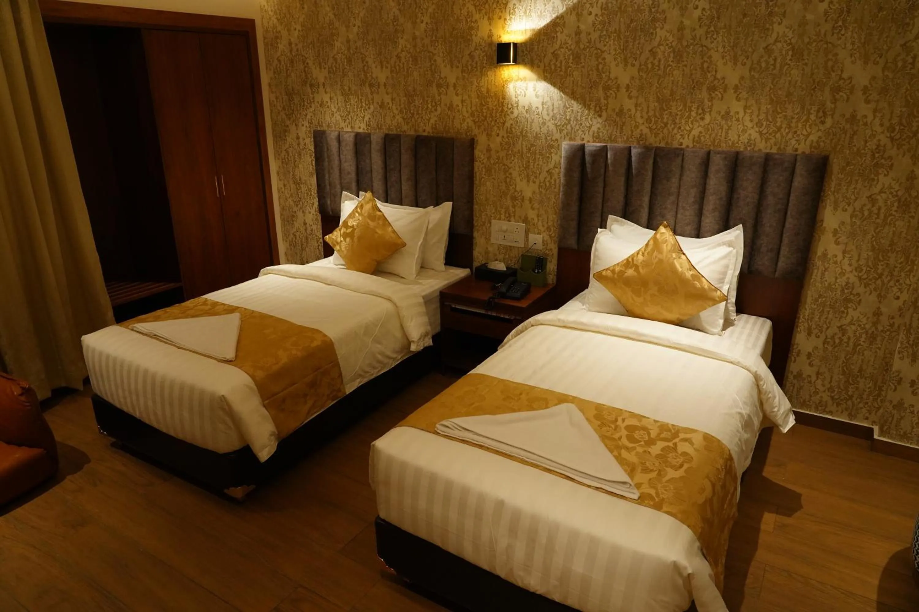 Bed in The Kings Park Grand-Near US Consulate