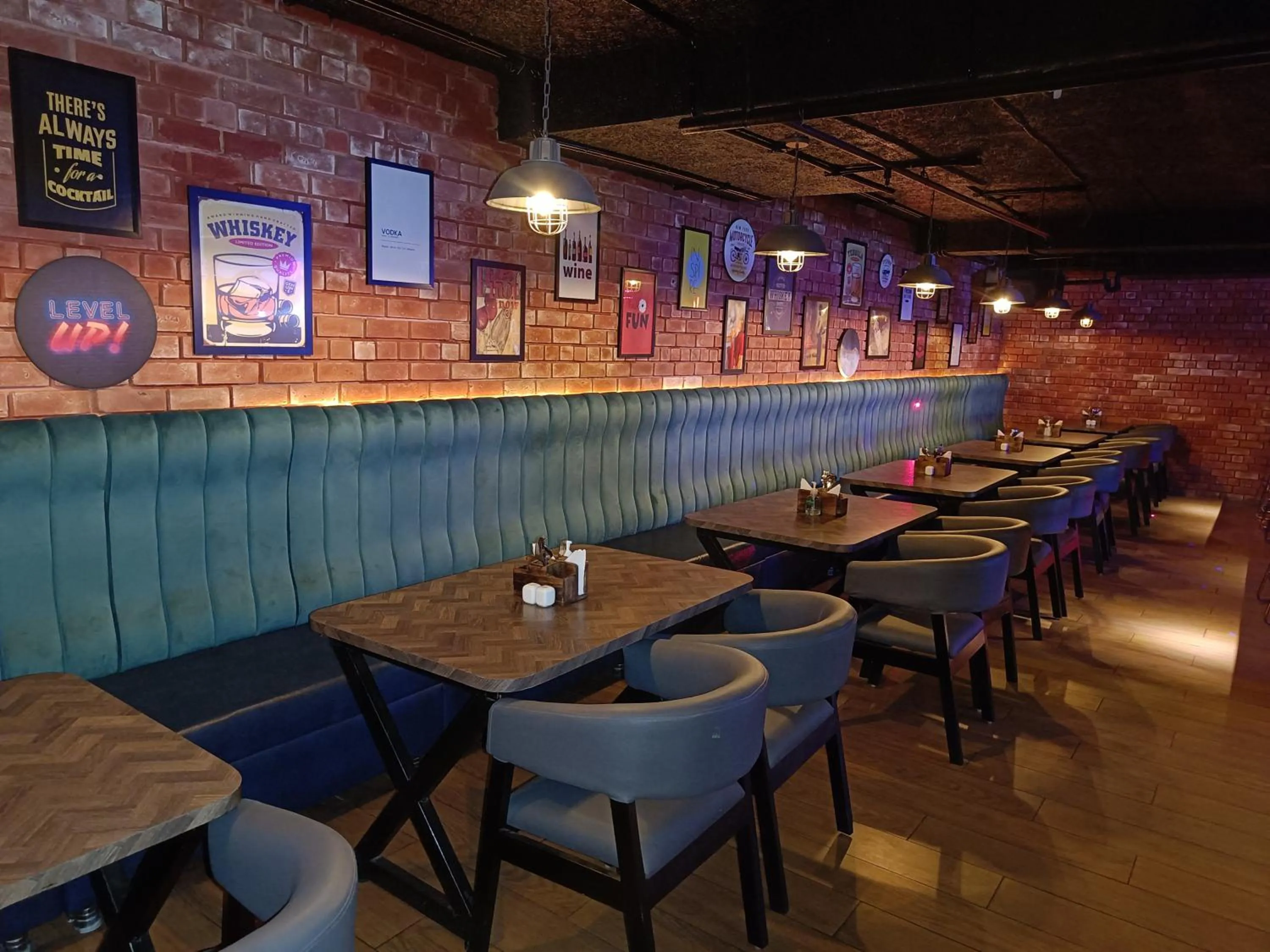 Nightclub / DJ in The Kings Park Grand-Near US Consulate