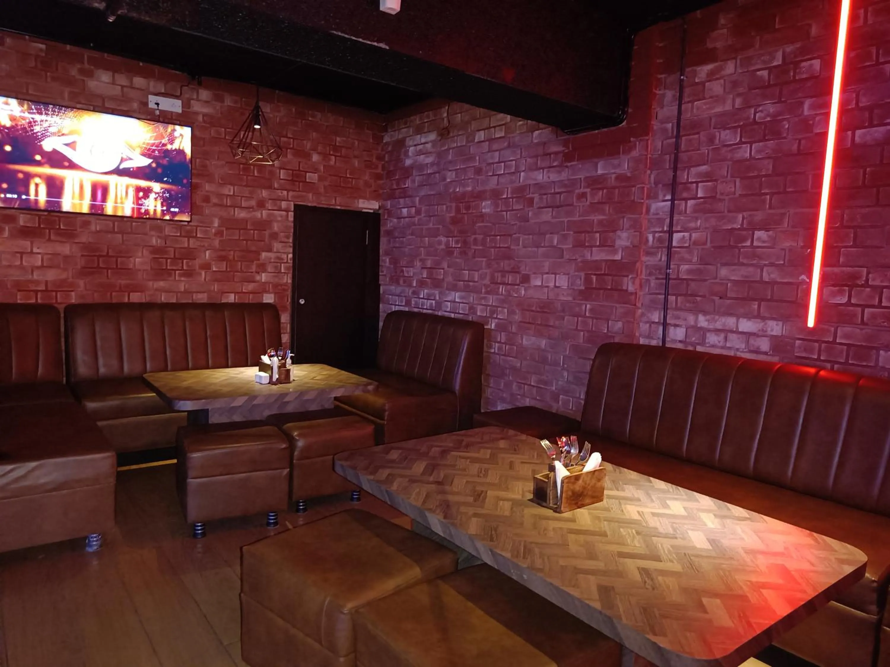 Nightclub / DJ in The Kings Park Grand-Near US Consulate