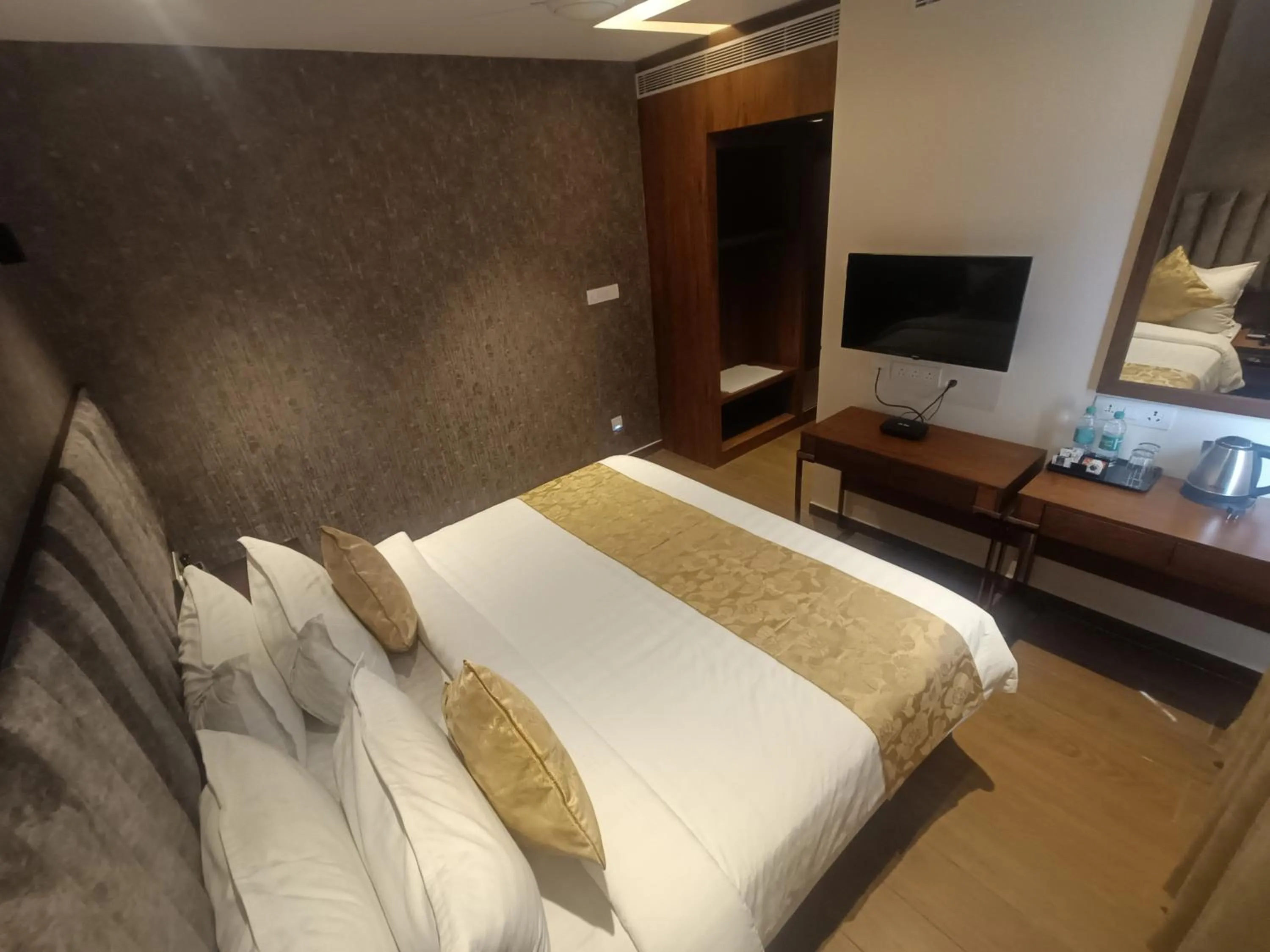 Bed in The Kings Park Grand-Near US Consulate