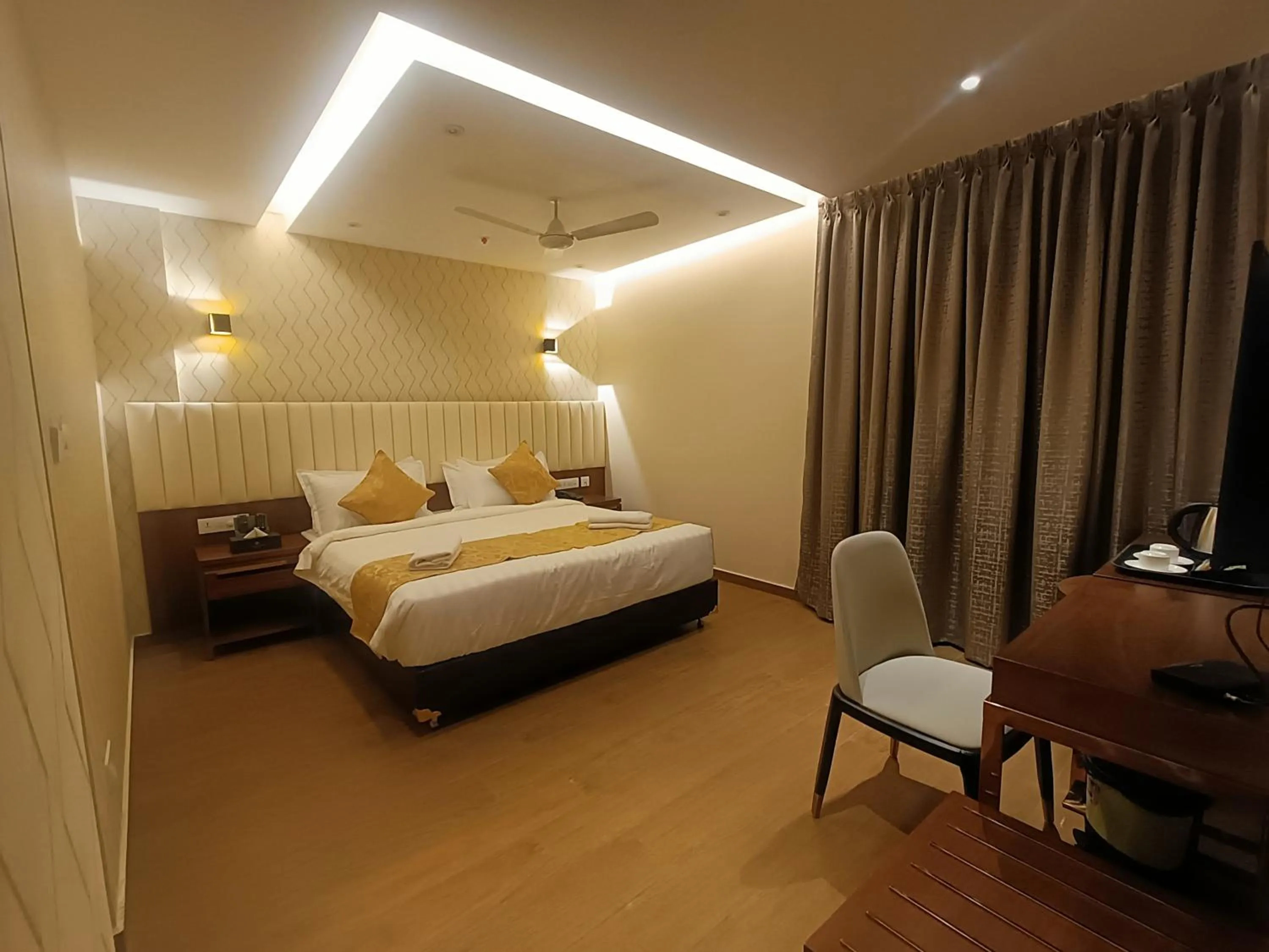 Bed in The Kings Park Grand-Near US Consulate