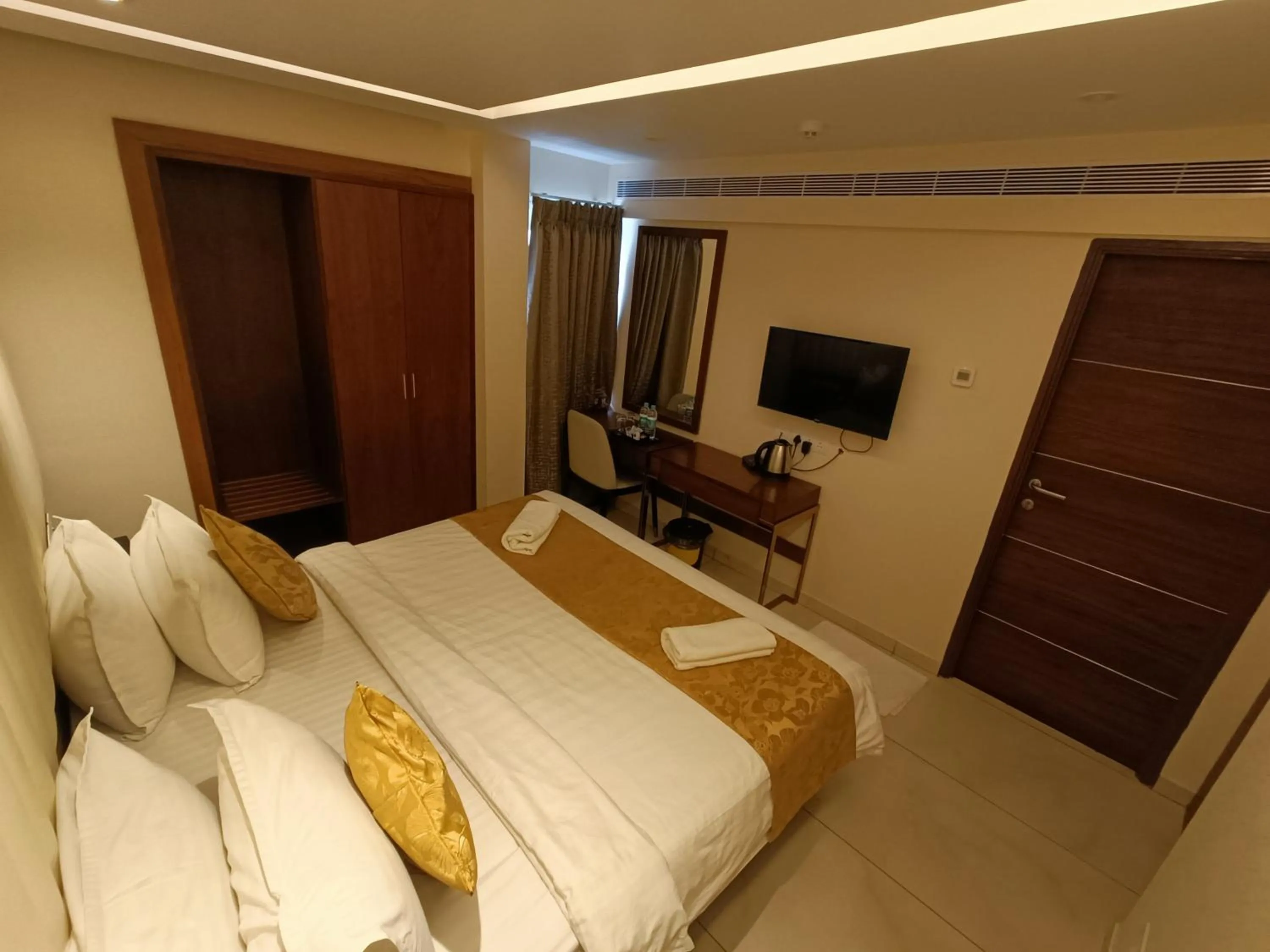 Bed in The Kings Park Grand-Near US Consulate