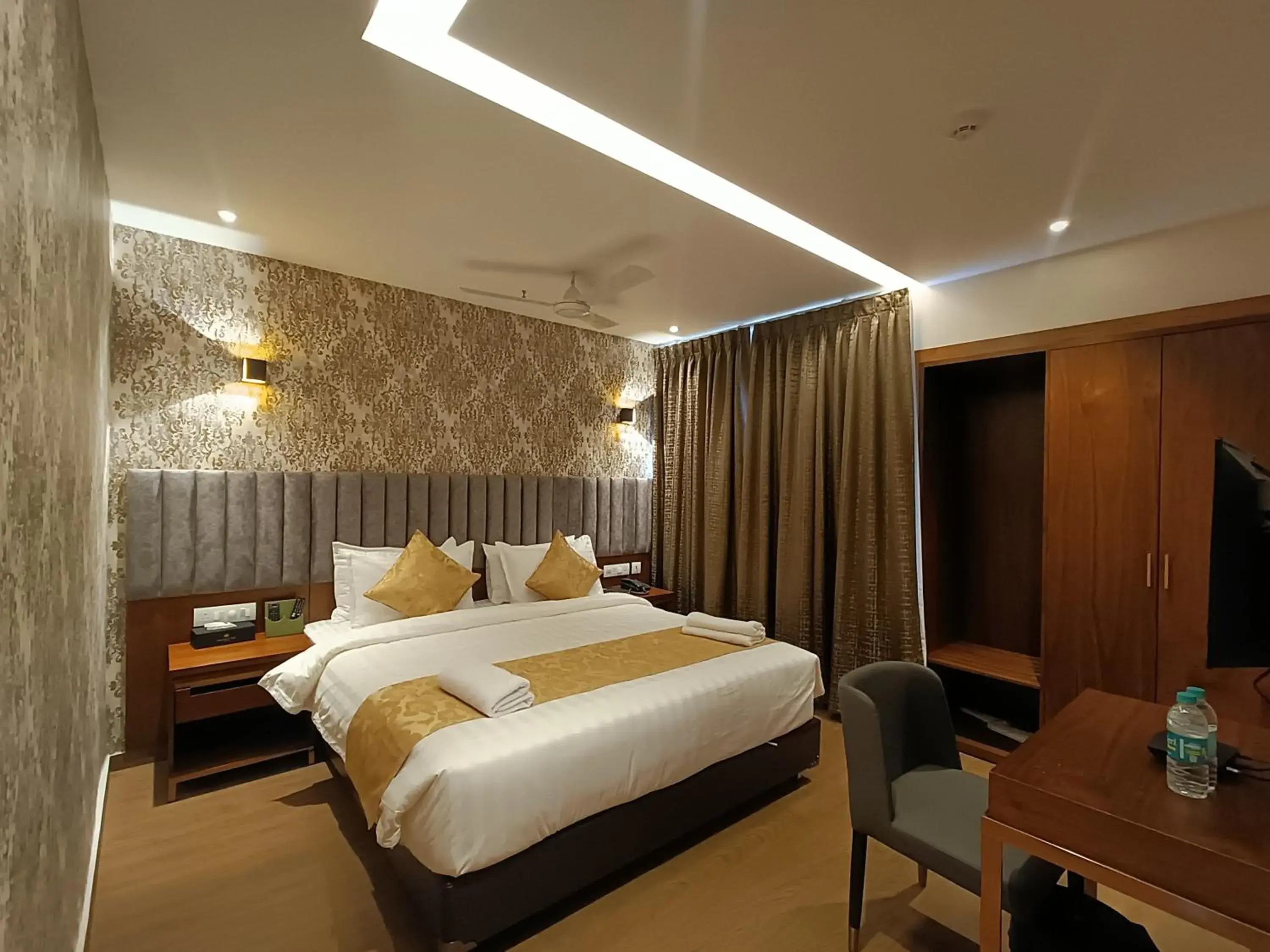 Junior Suite in The Kings Park Grand-Near US Consulate Junior Suite in The Kings Park Grand-Near US Consulate