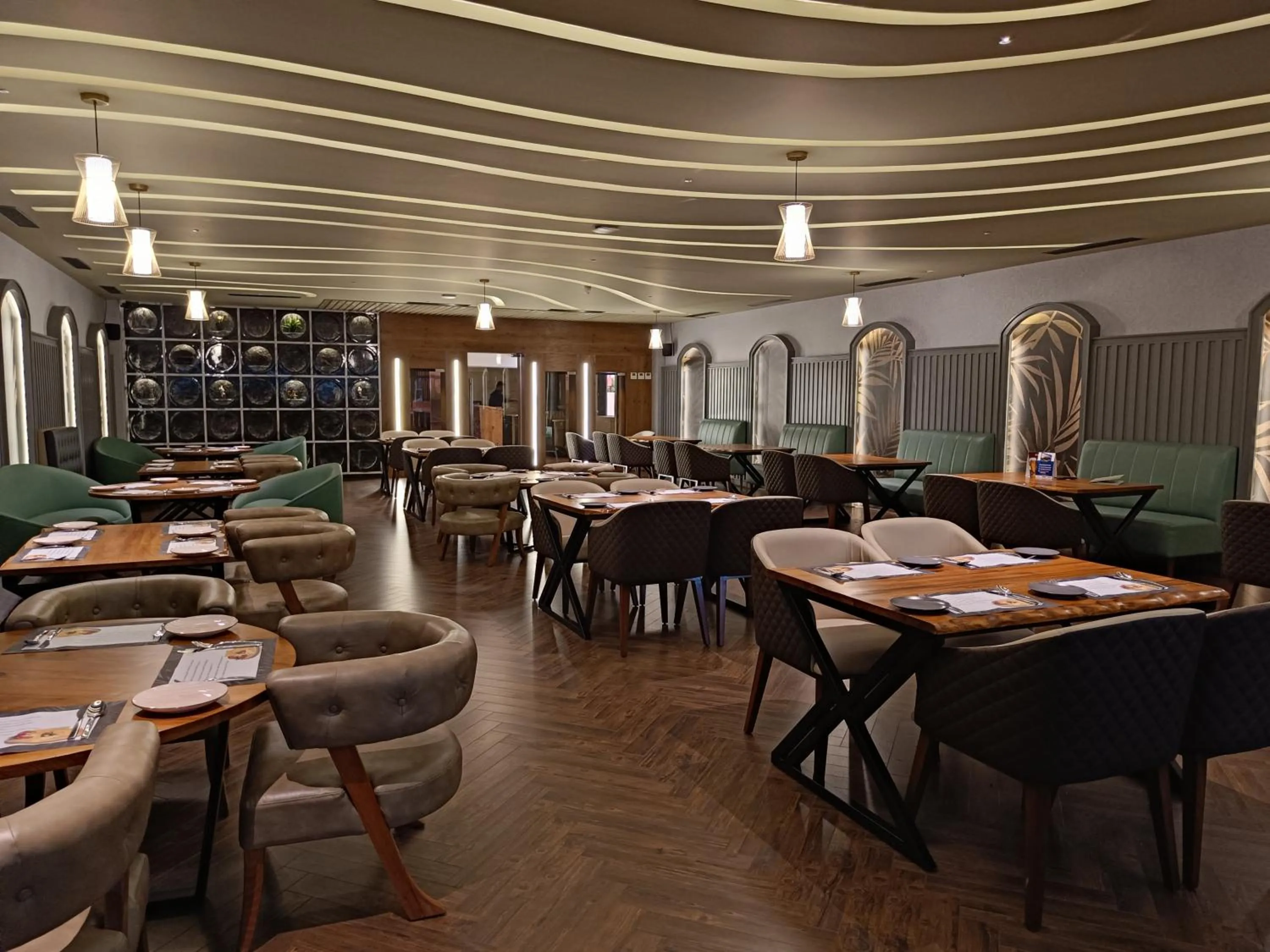 Restaurant/places to eat in The Kings Park Grand-Near US Consulate