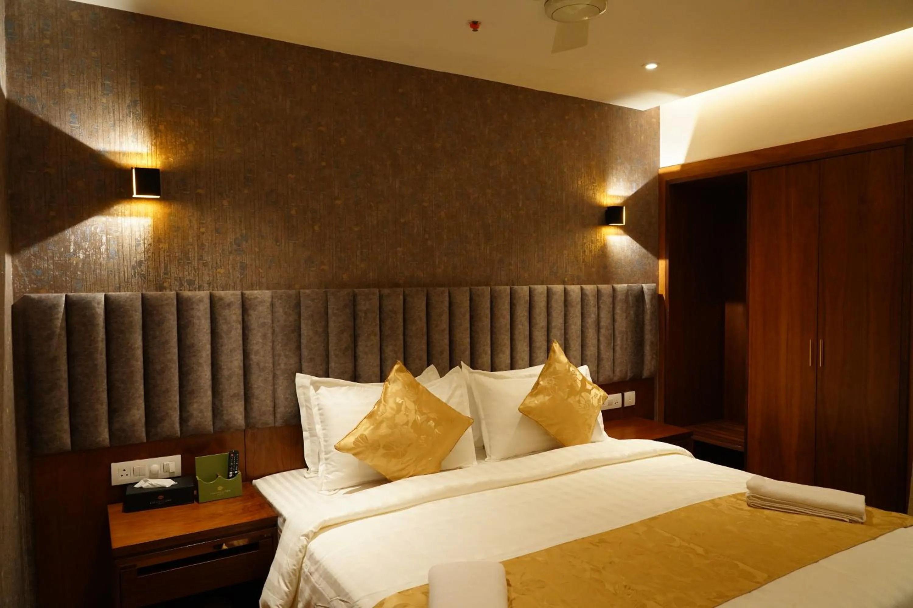 Bed in The Kings Park Grand-Near US Consulate