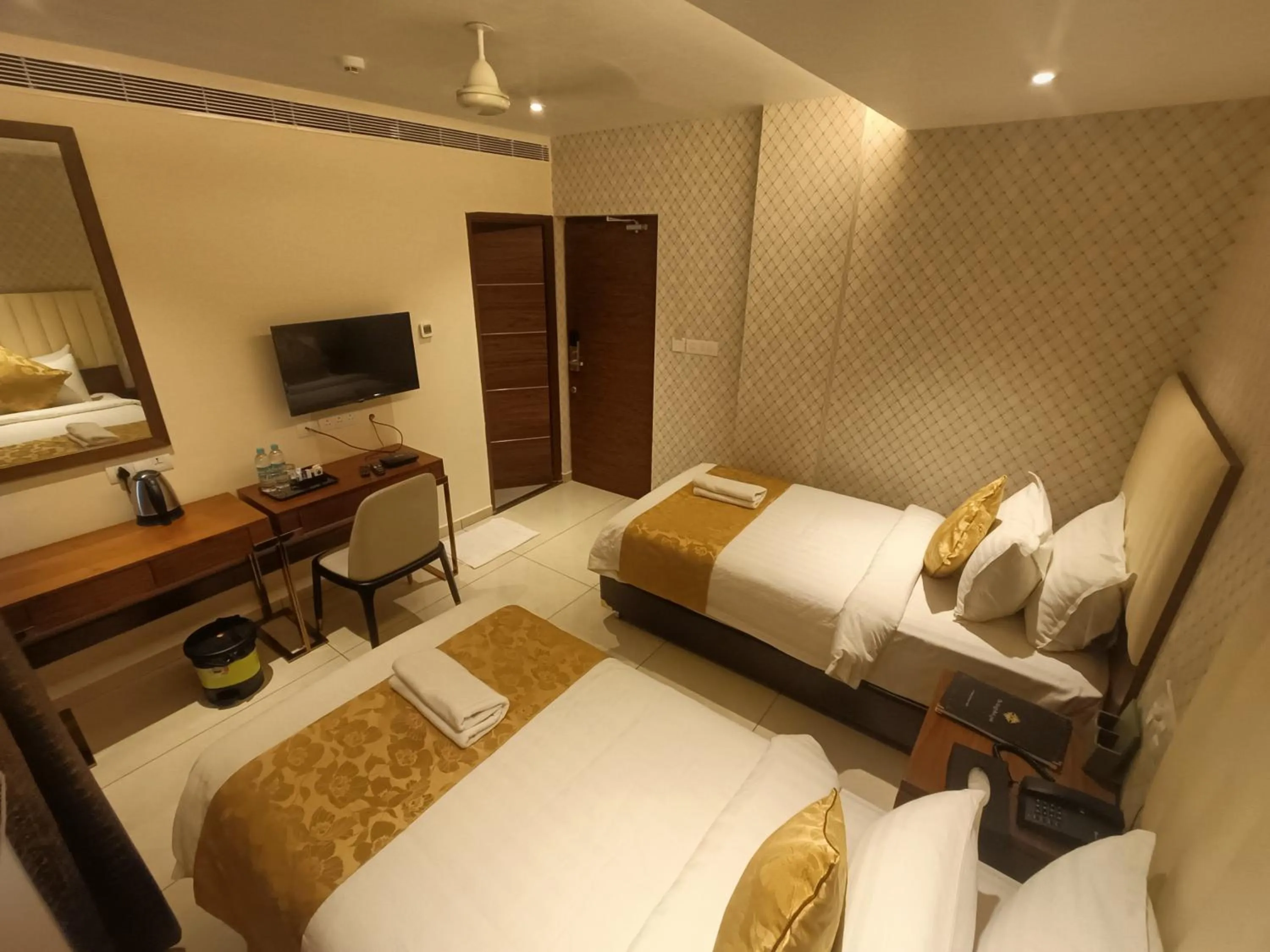 Bed in The Kings Park Grand-Near US Consulate