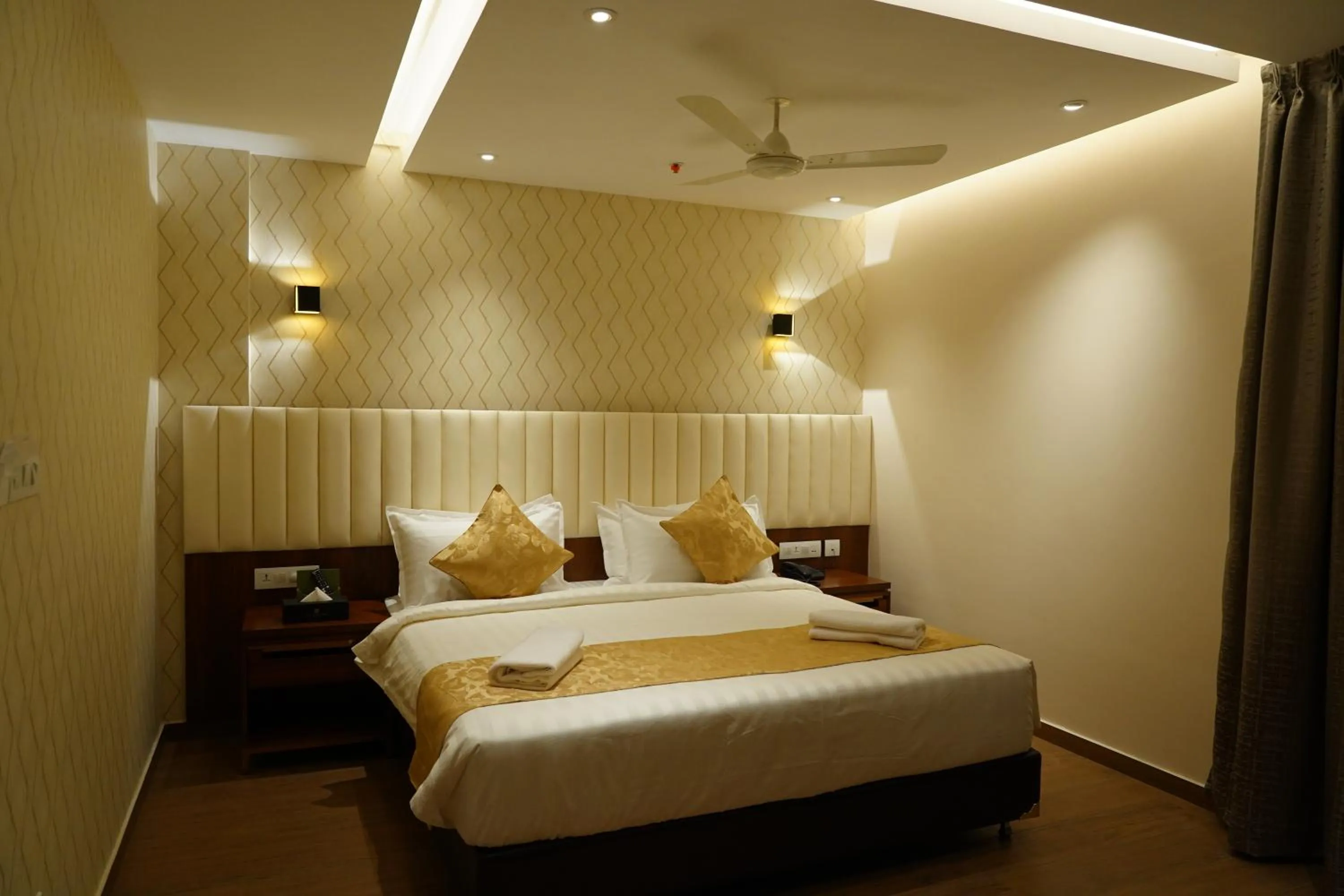 Bed in The Kings Park Grand-Near US Consulate