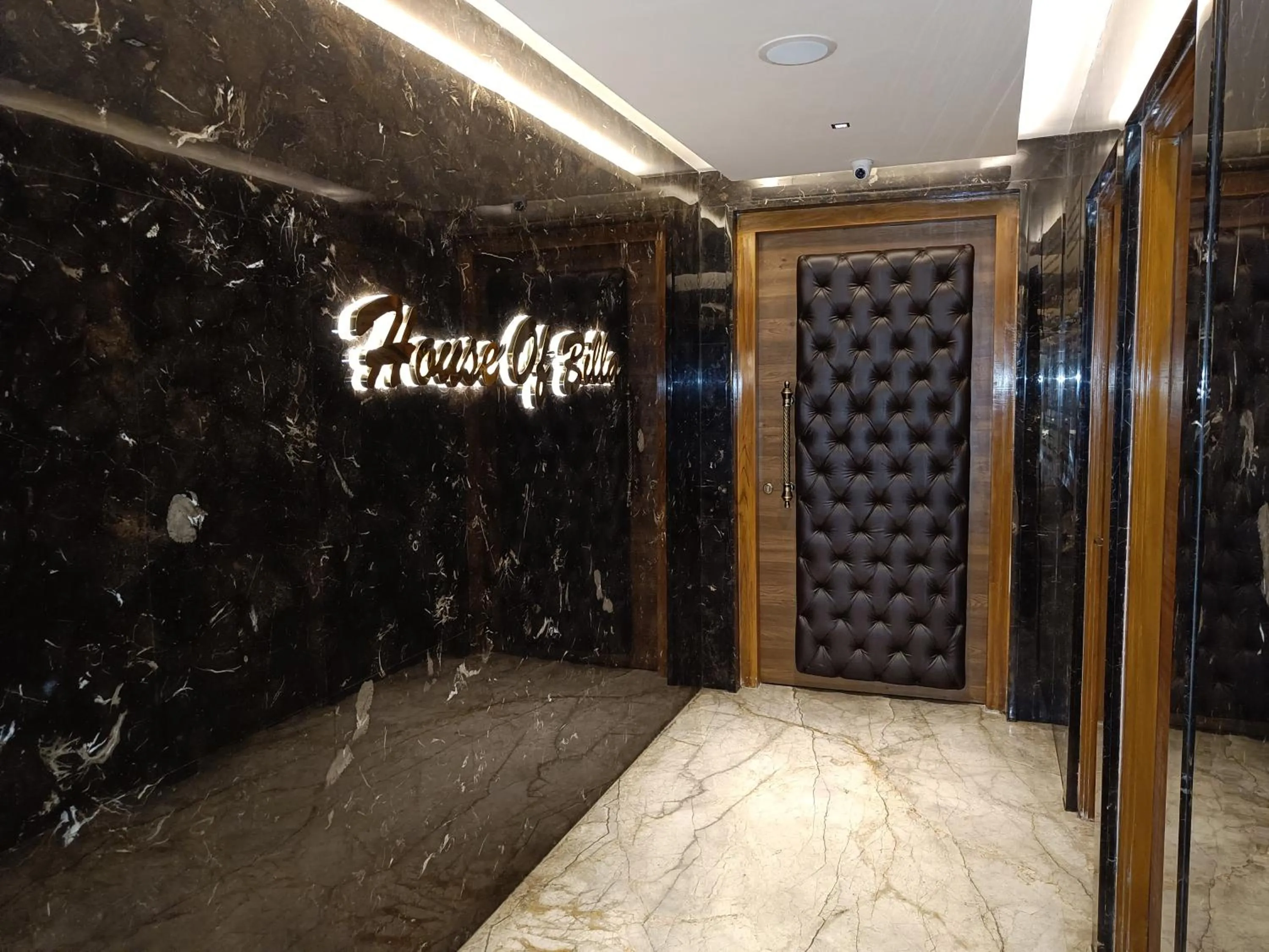 Lounge or bar in The Kings Park Grand-Near US Consulate