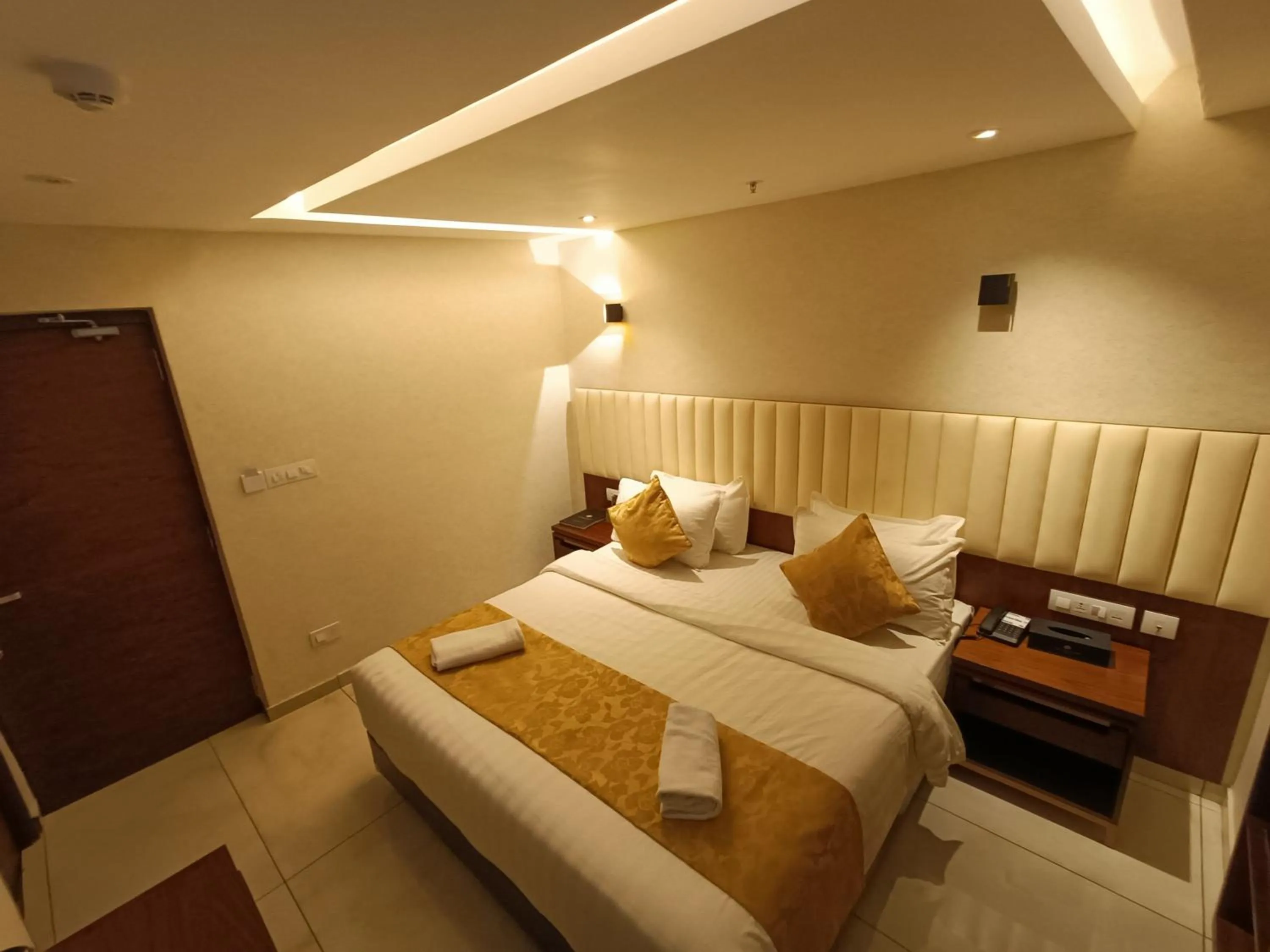 Bed in The Kings Park Grand-Near US Consulate