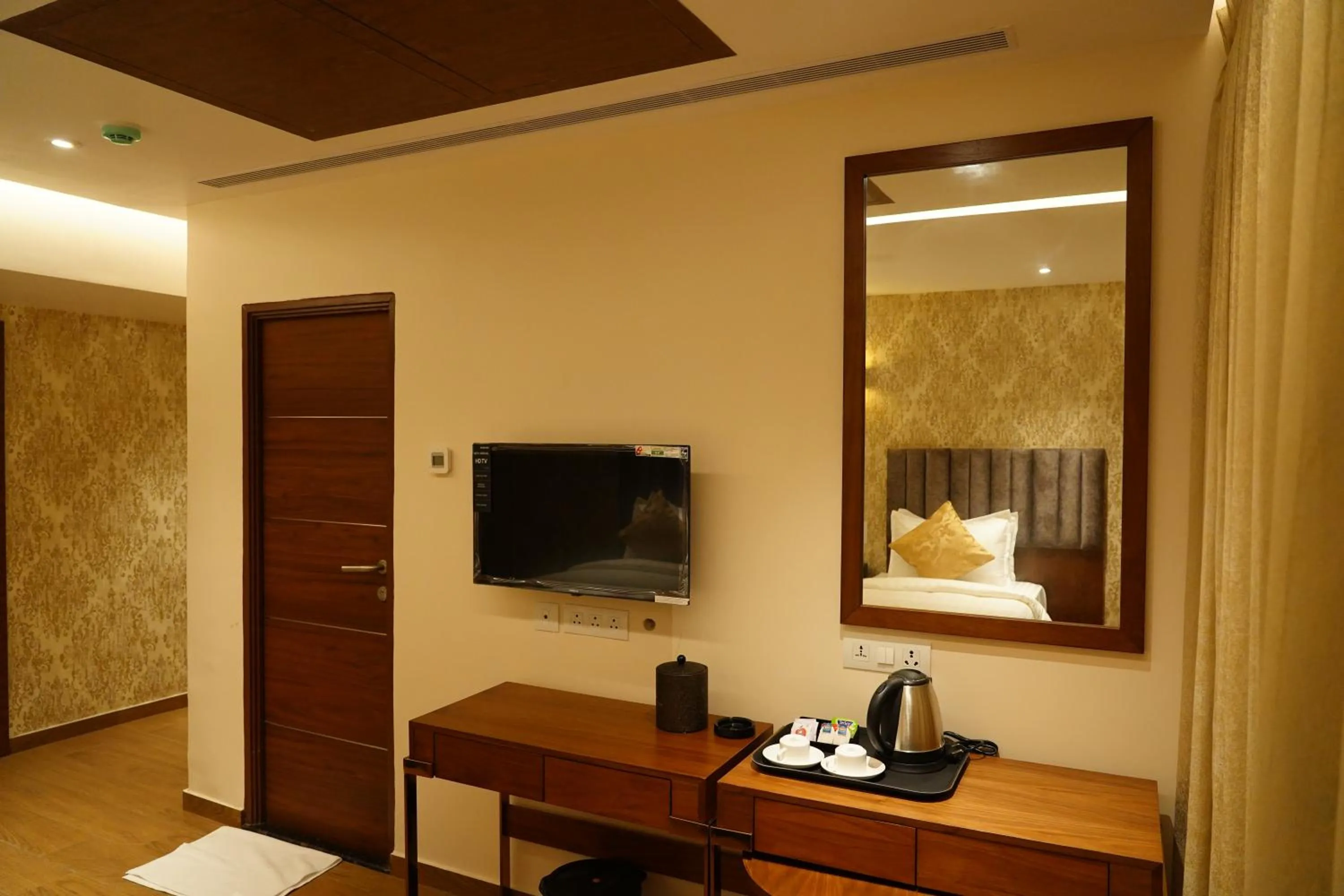 Bed in The Kings Park Grand-Near US Consulate