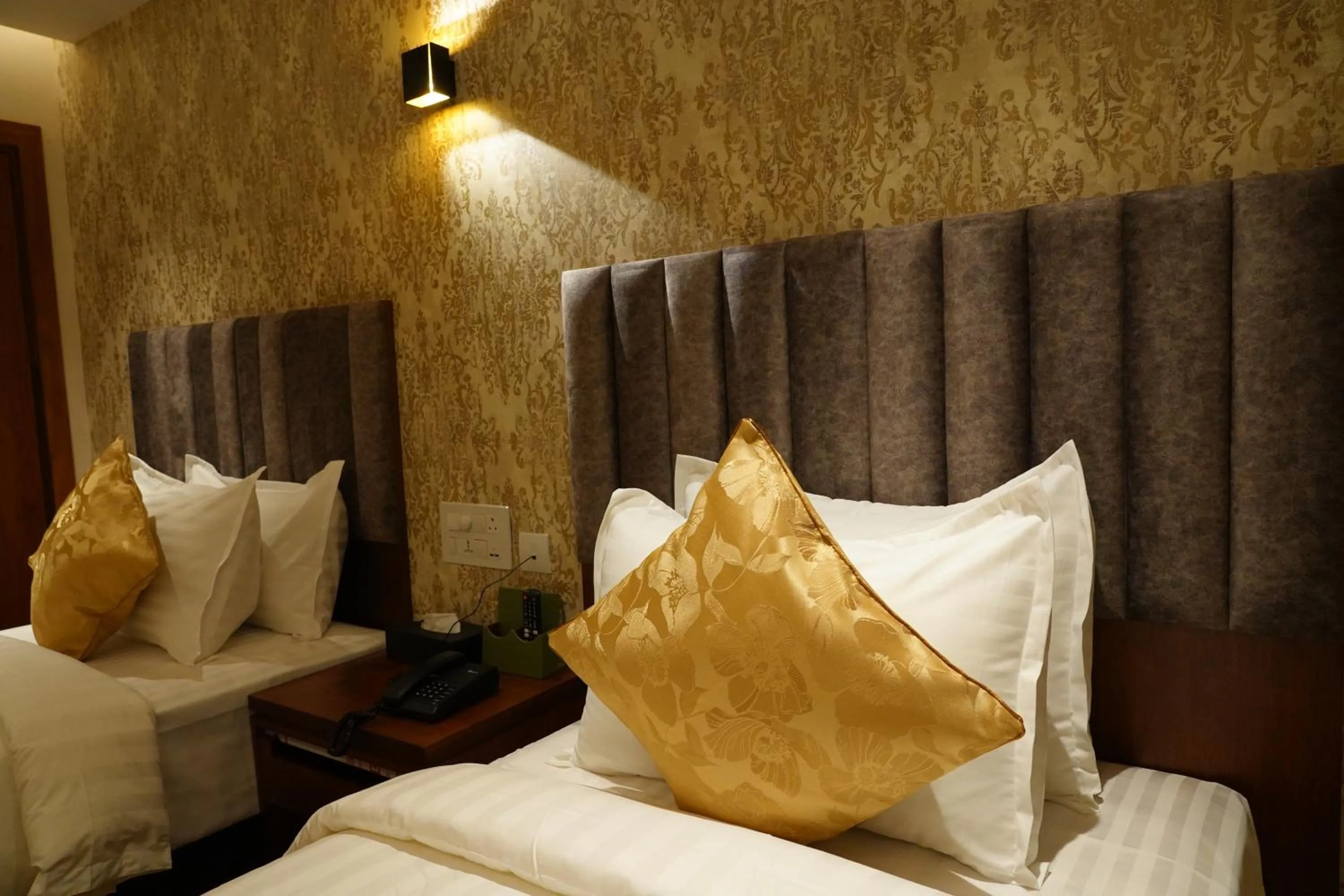 Bed in The Kings Park Grand-Near US Consulate