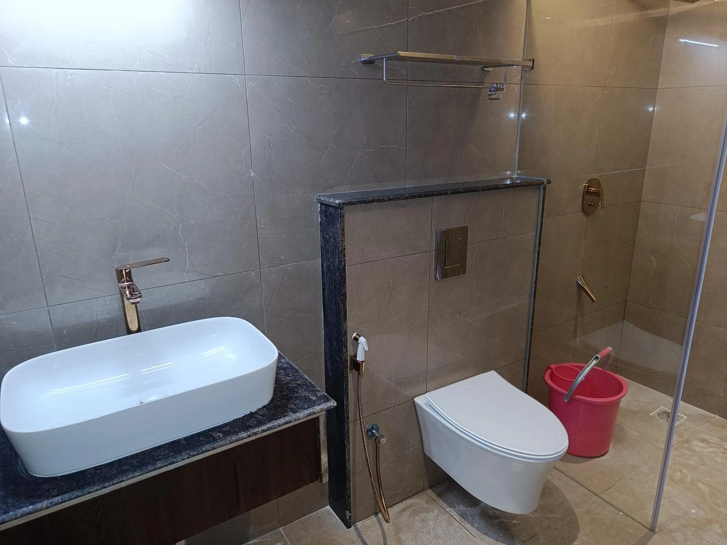 Toilet in The Kings Park Grand-Near US Consulate