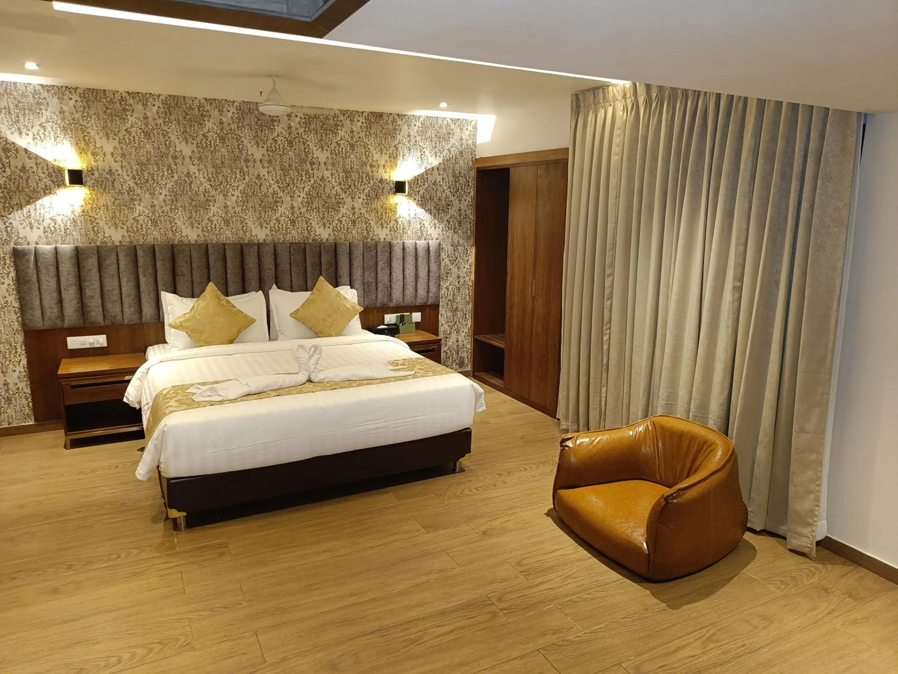 Bed in The Kings Park Grand-Near US Consulate