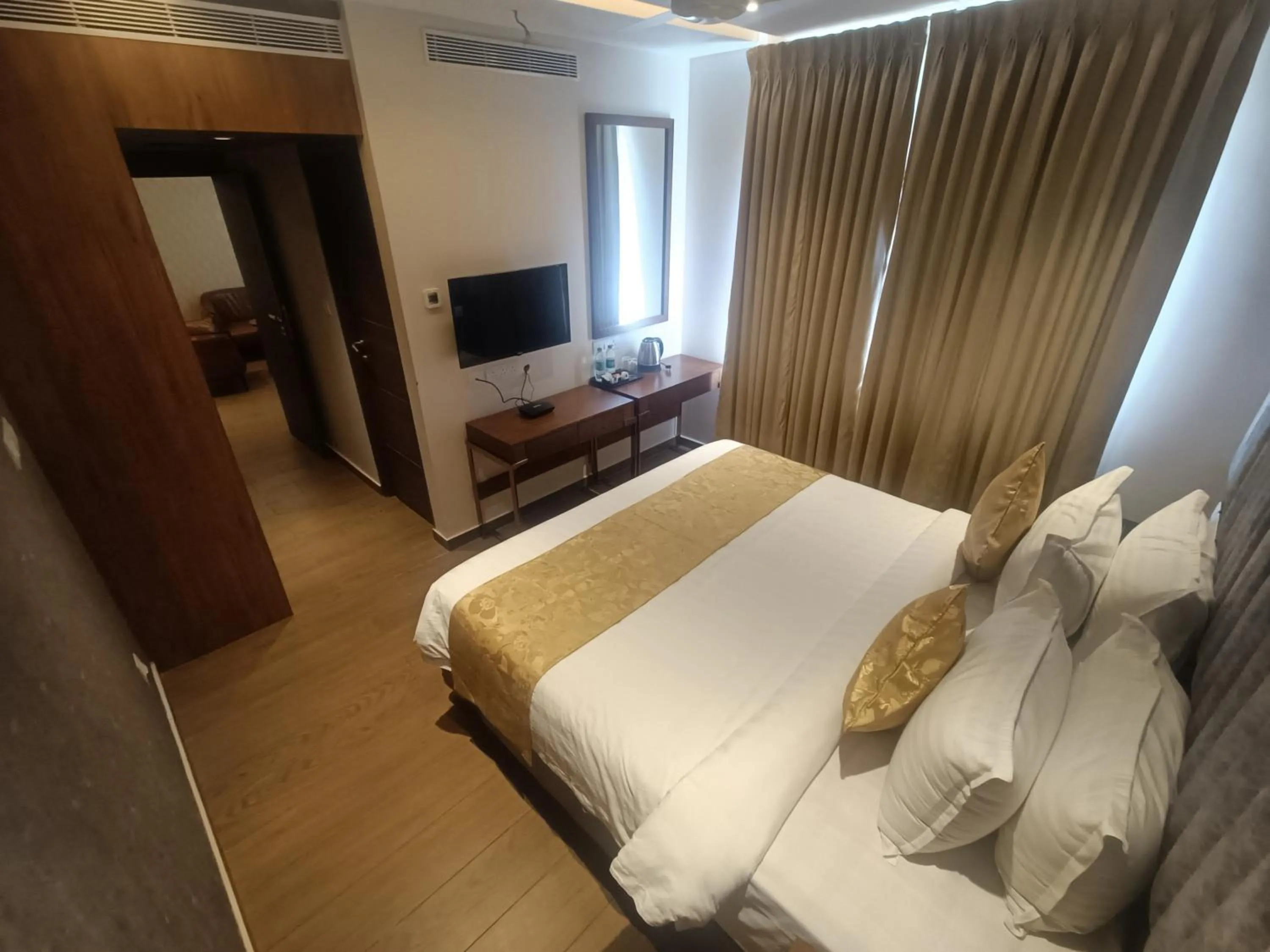 Photo of the whole room, Bed in The Kings Park Grand-Near US Consulate