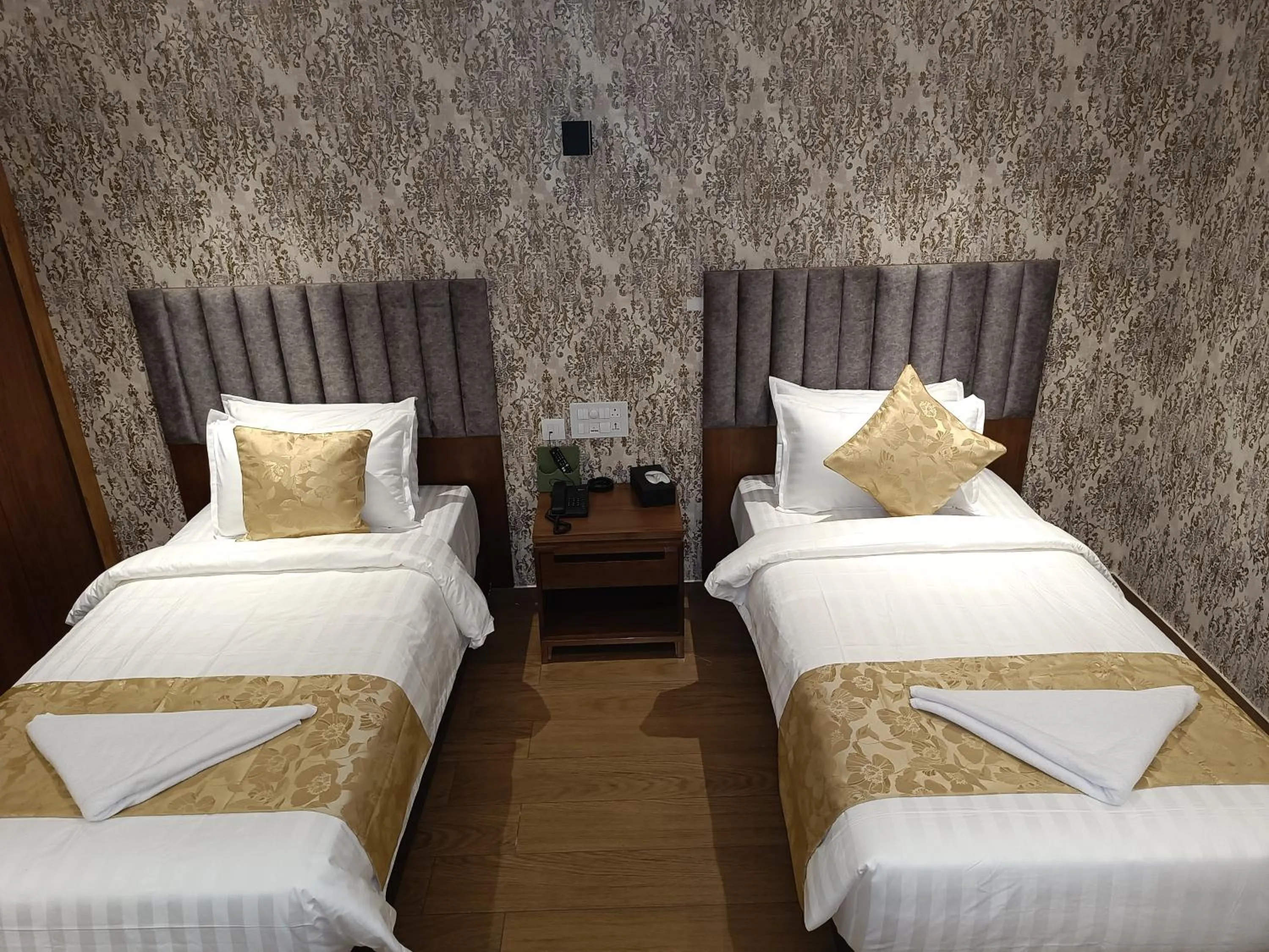 Bed in The Kings Park Grand-Near US Consulate