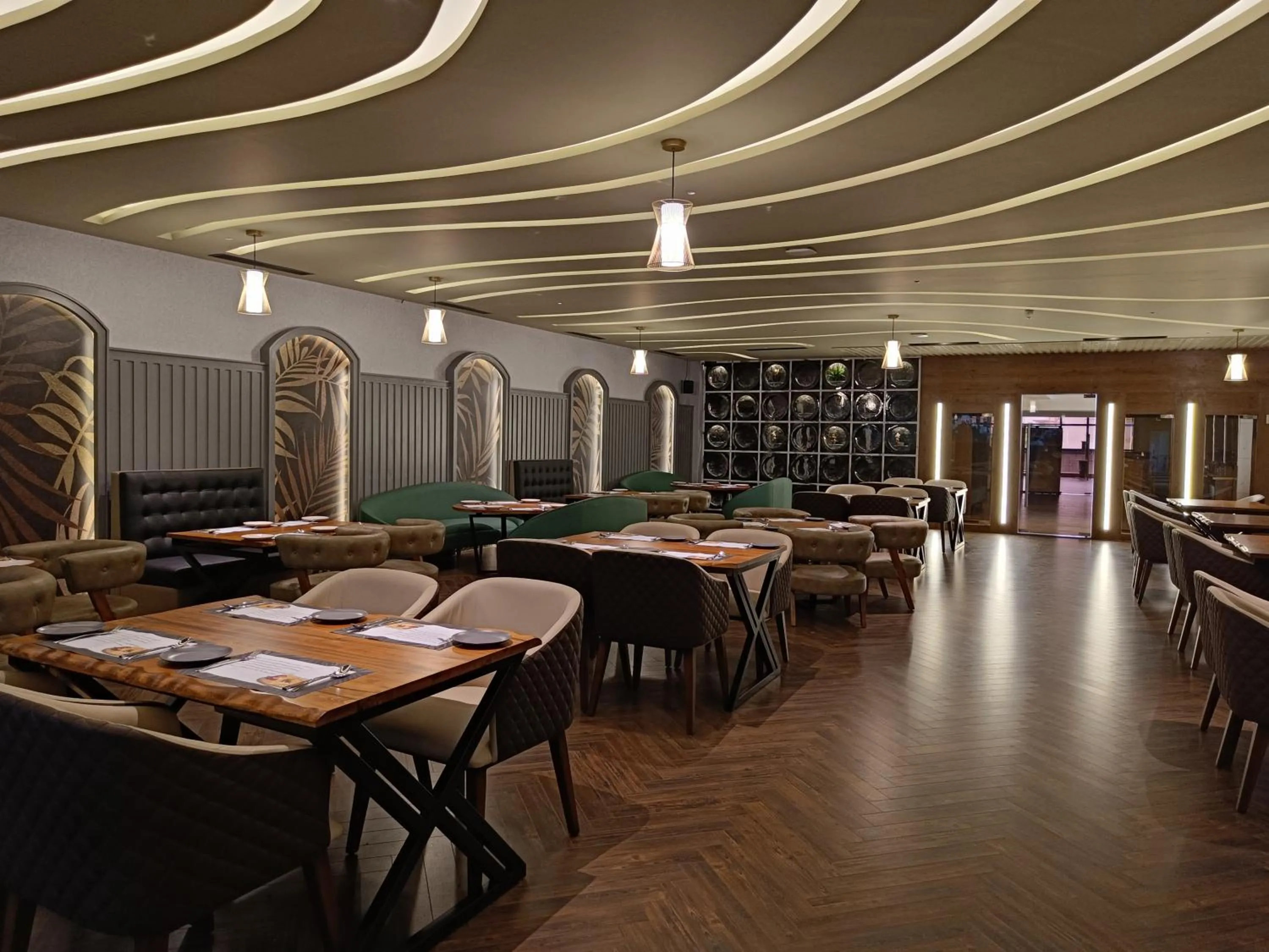 Restaurant/places to eat in The Kings Park Grand-Near US Consulate