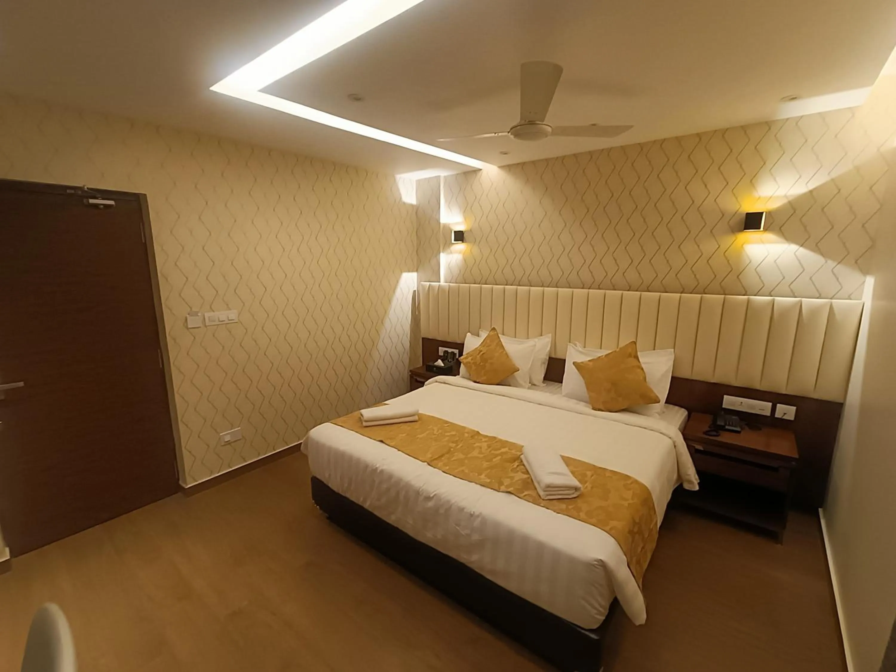 Bed in The Kings Park Grand-Near US Consulate