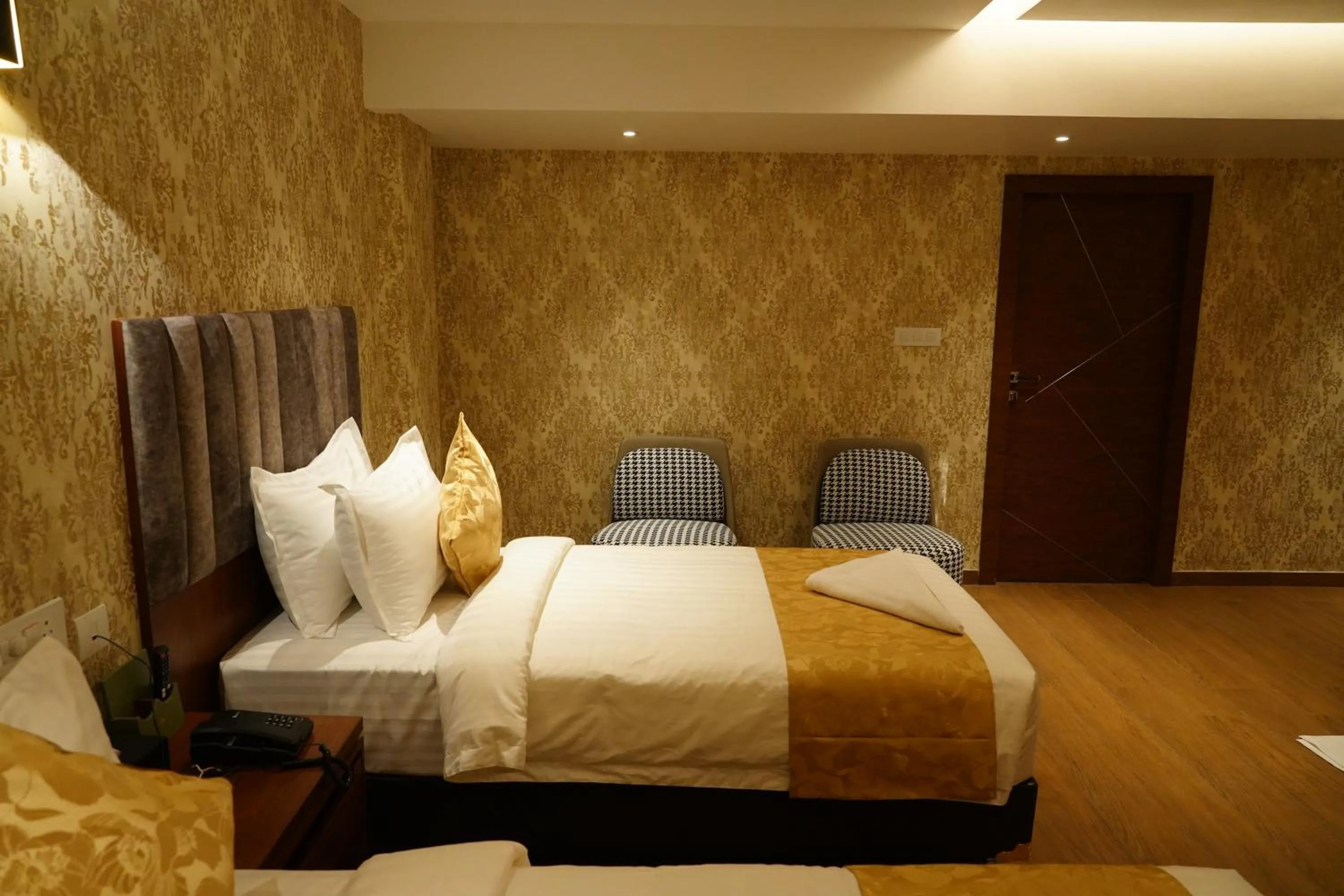 Bed in The Kings Park Grand-Near US Consulate