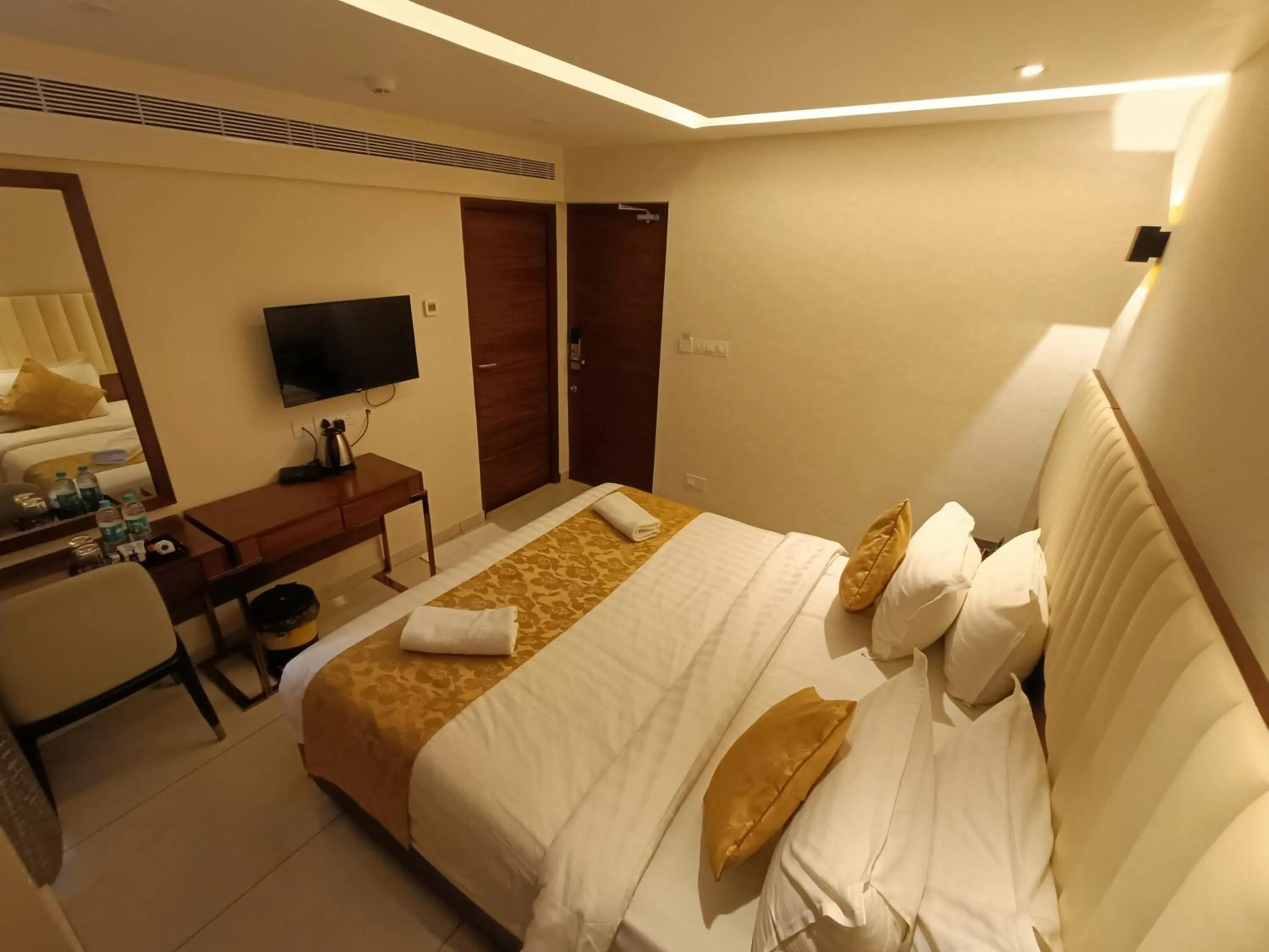 Bed in The Kings Park Grand-Near US Consulate