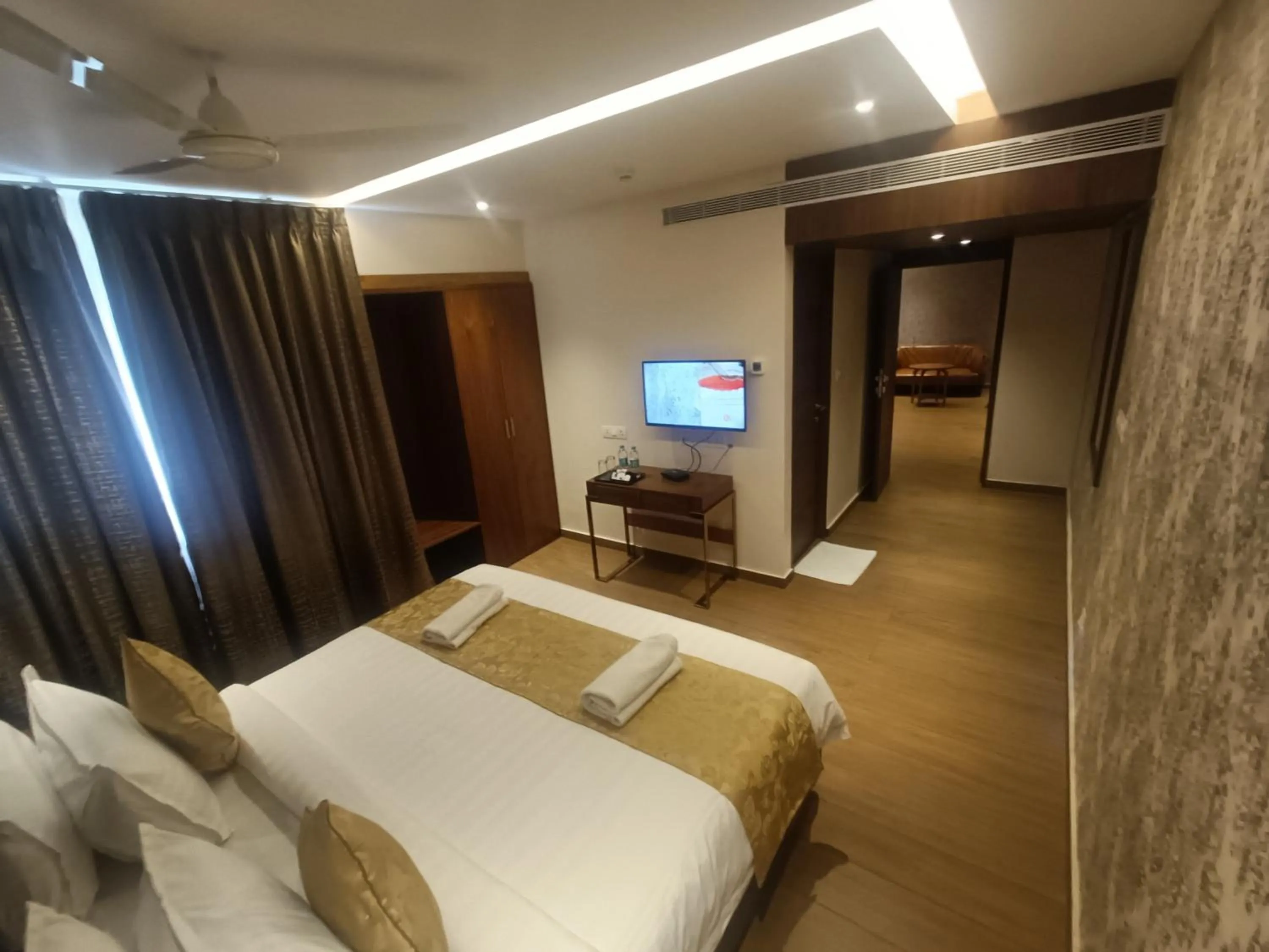 Bed in The Kings Park Grand-Near US Consulate