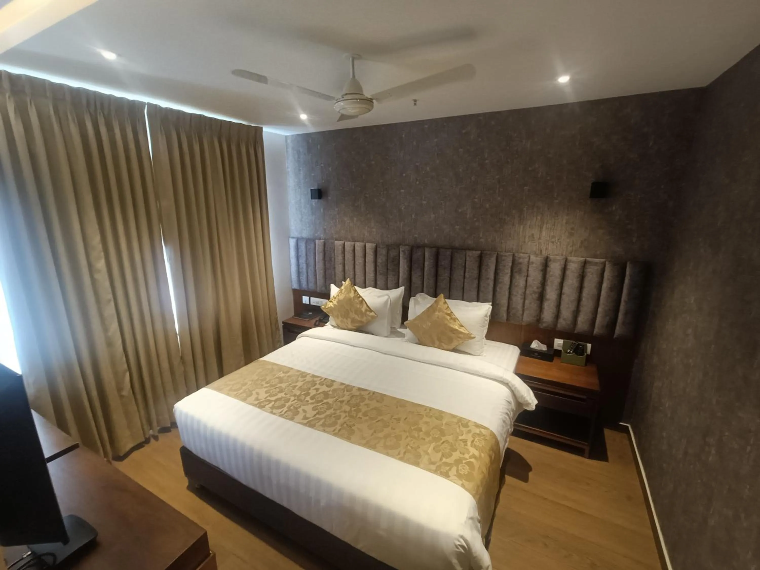 Bed in The Kings Park Grand-Near US Consulate