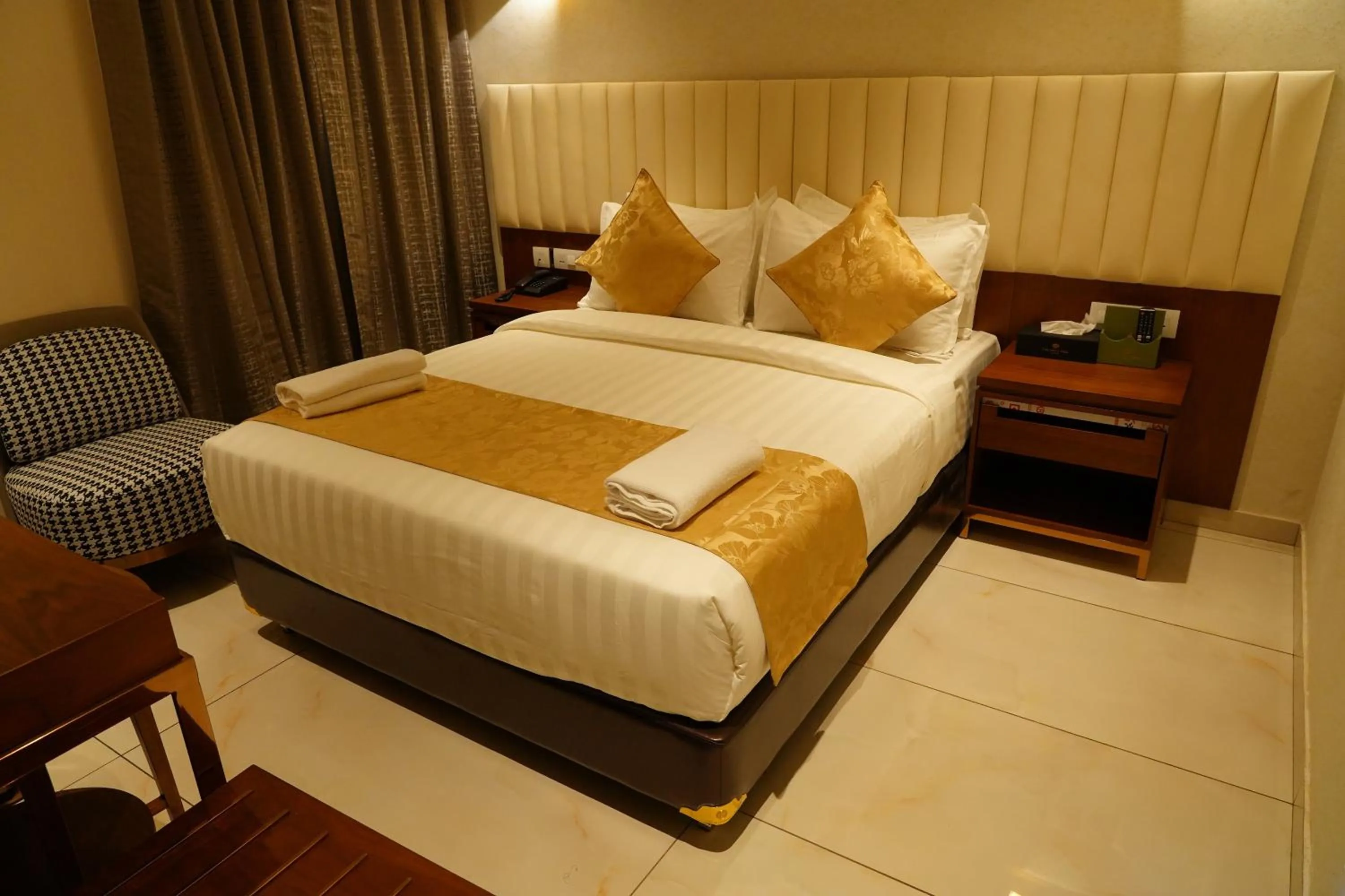 Bed in The Kings Park Grand-Near US Consulate