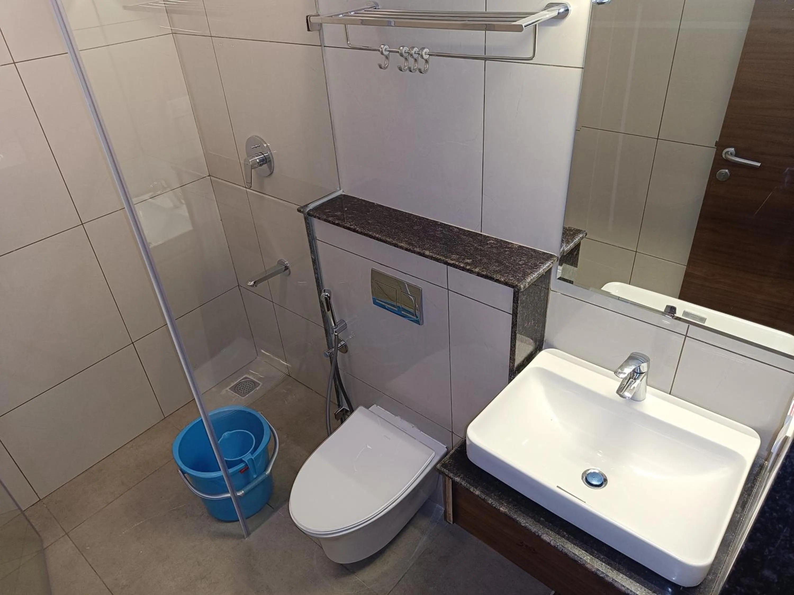 Toilet in The Kings Park Grand-Near US Consulate