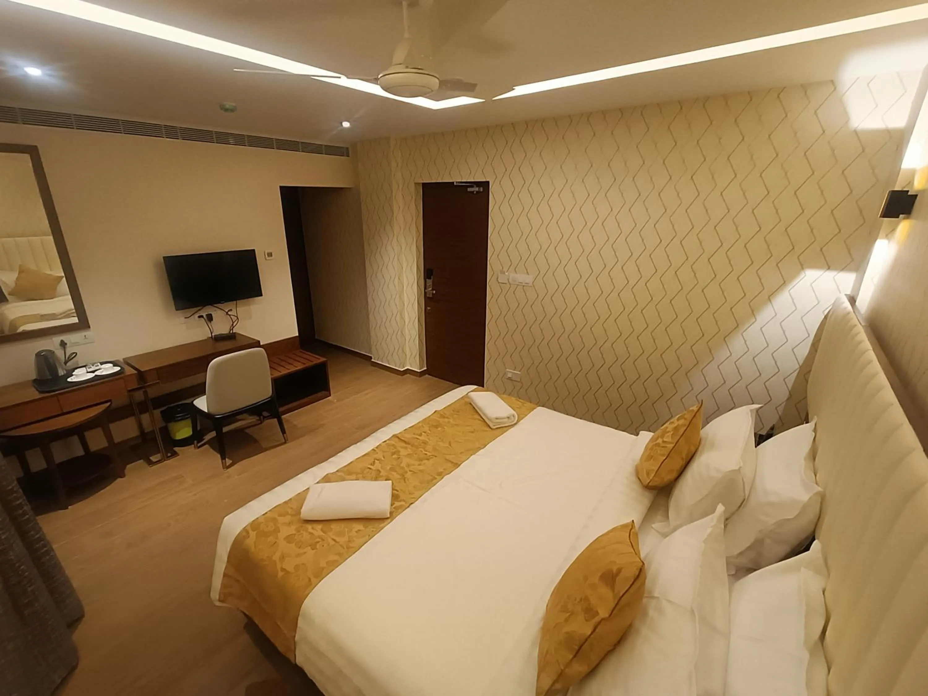 Bed in The Kings Park Grand-Near US Consulate