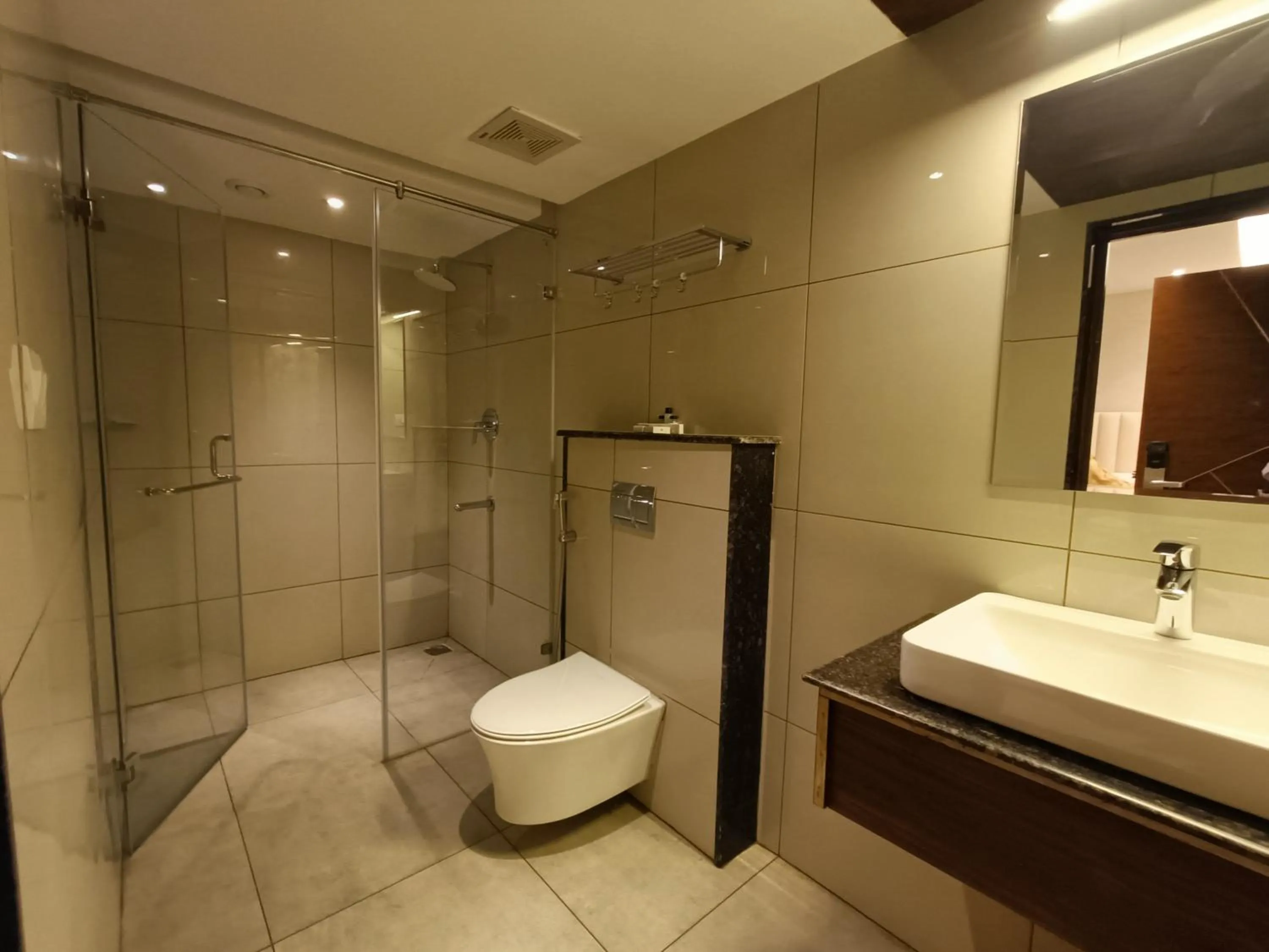 Toilet in The Kings Park Grand-Near US Consulate