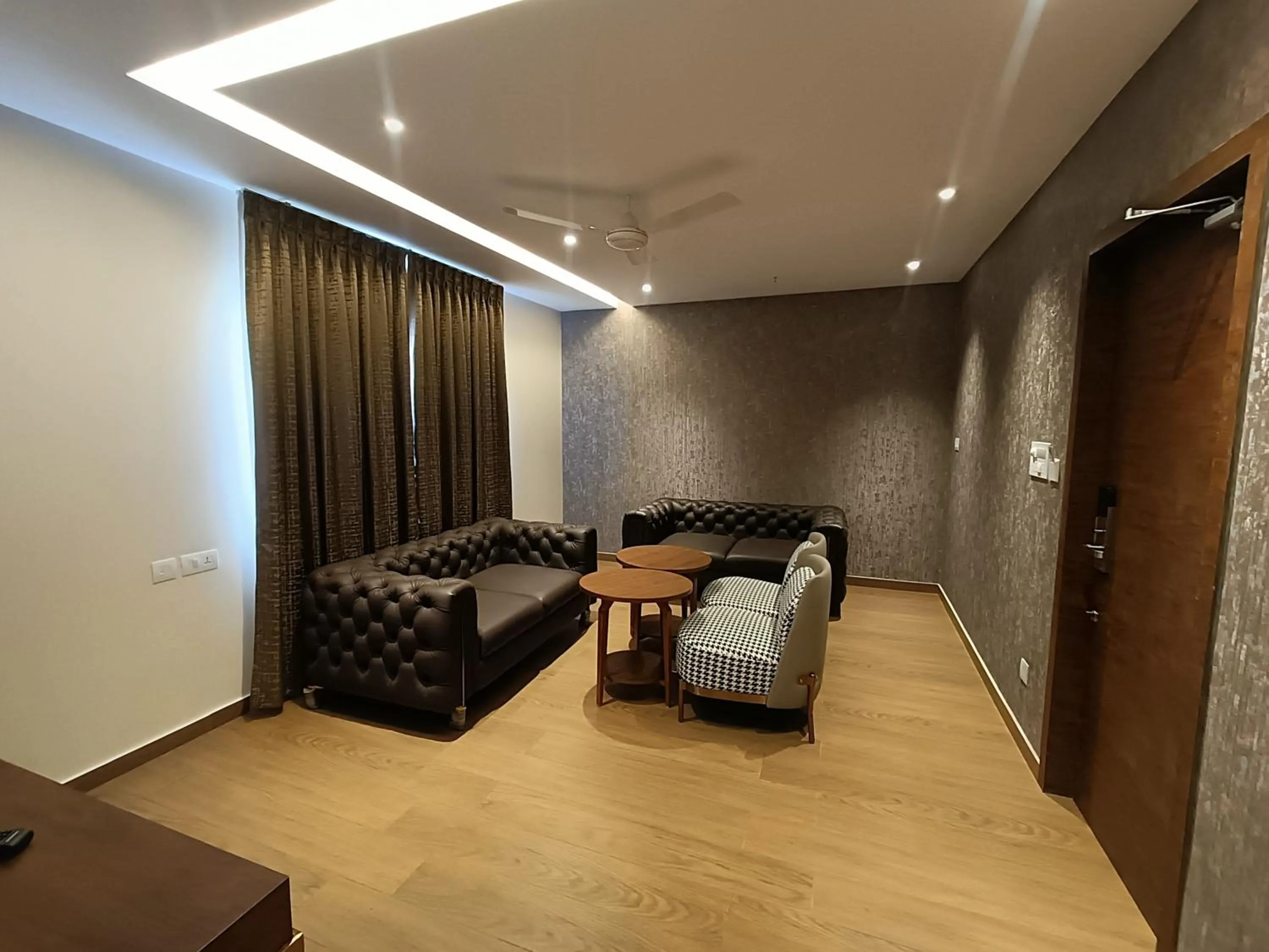 Living room in The Kings Park Grand-Near US Consulate