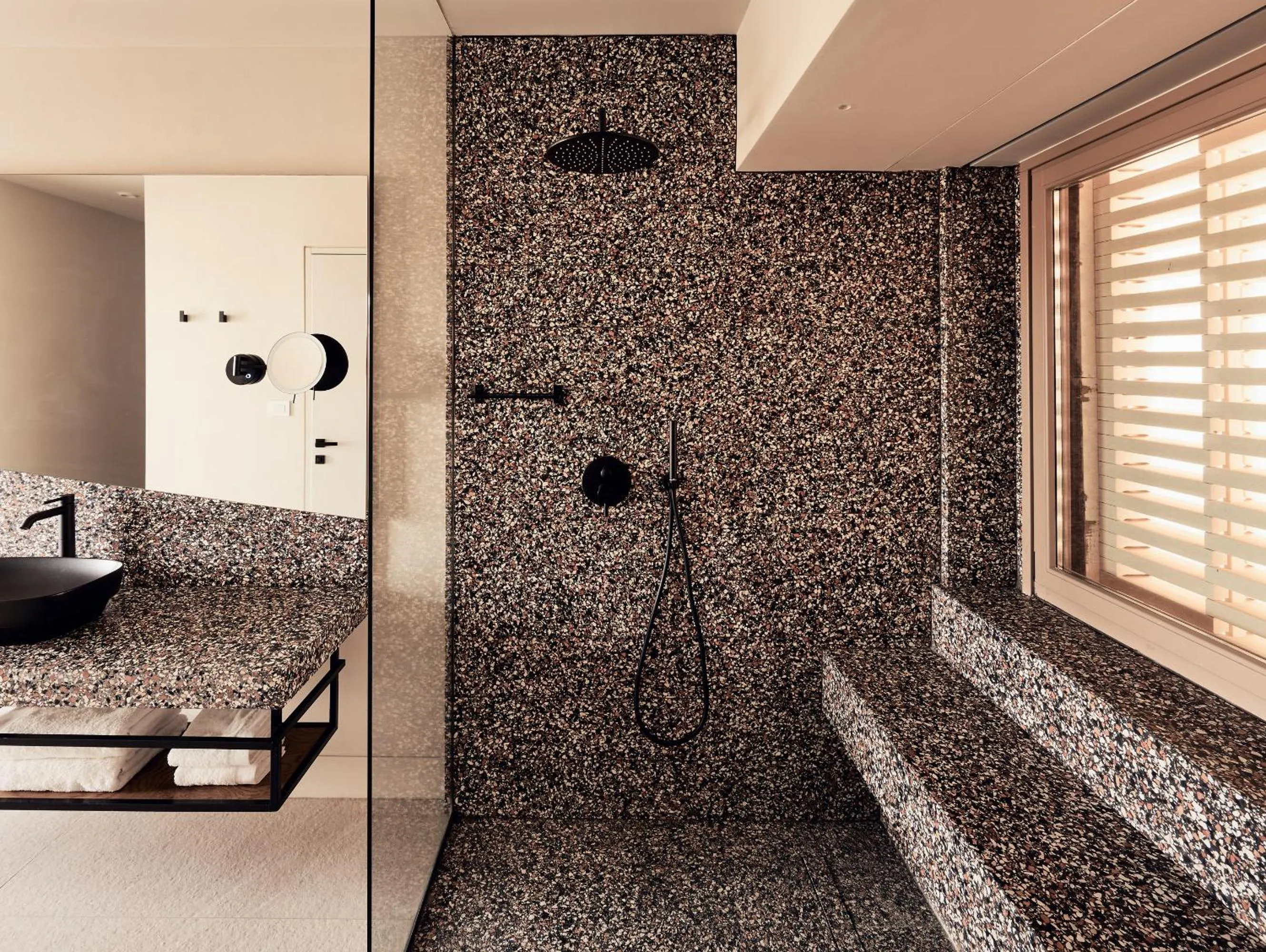 Shower, Bed in Noūs Santorini