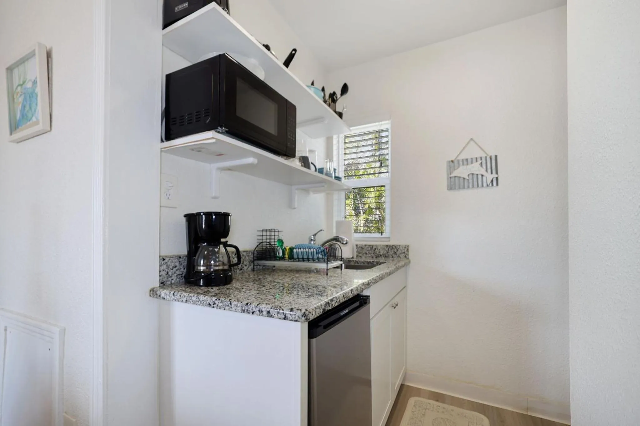 Kitchen or kitchenette in Sun Island Motel