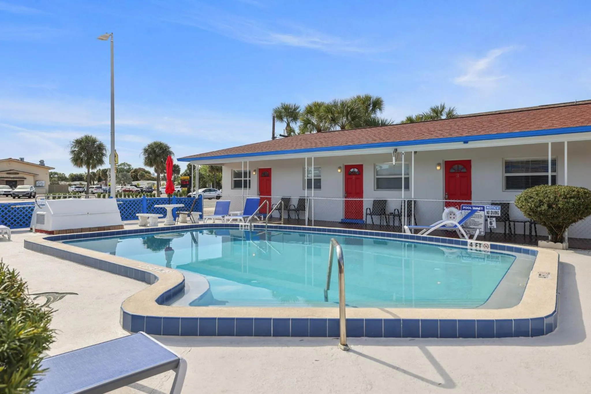 Swimming pool in Sun Island Motel