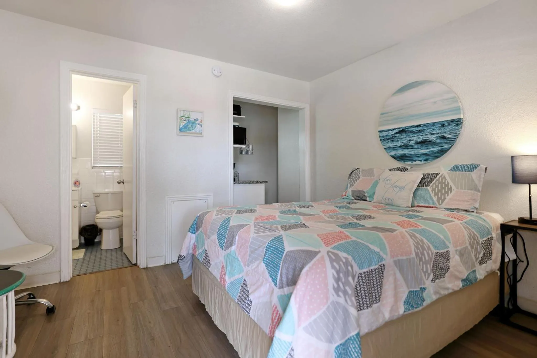 Bedroom in Sun Island Motel