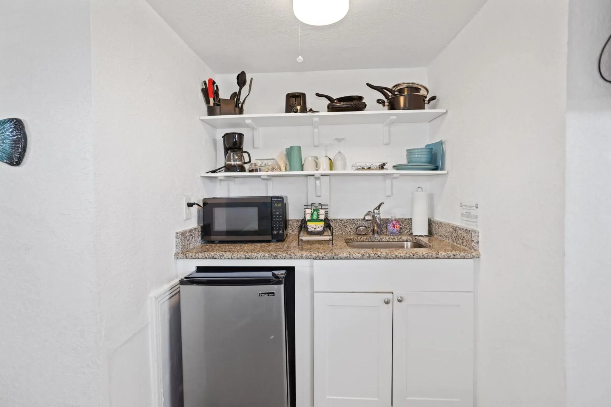 Kitchen or kitchenette in Sun Island Motel
