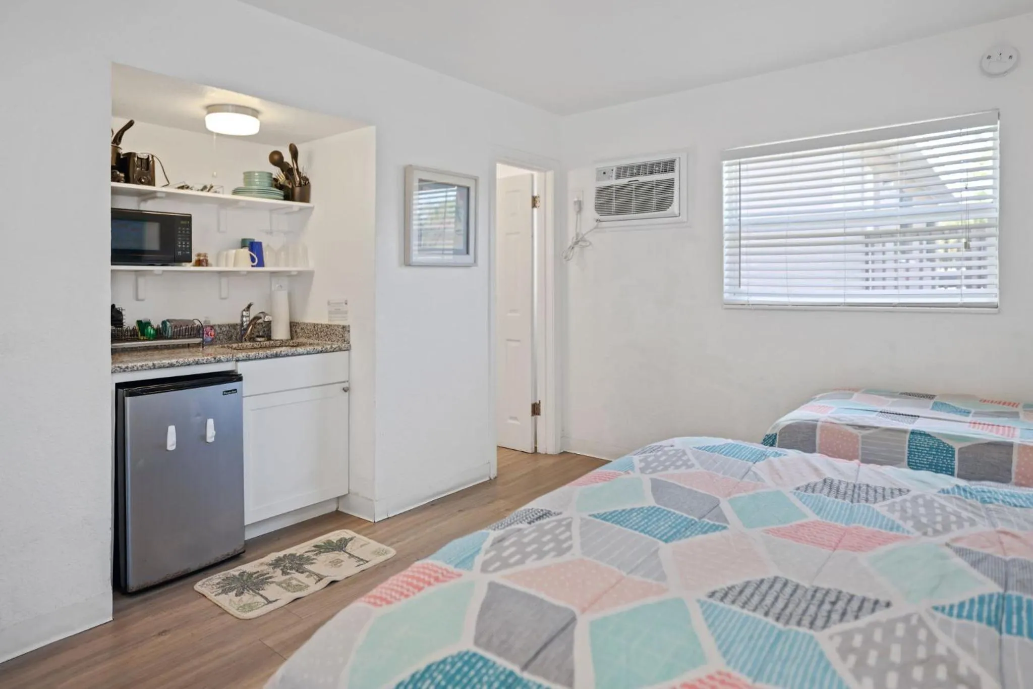 Bedroom in Sun Island Motel