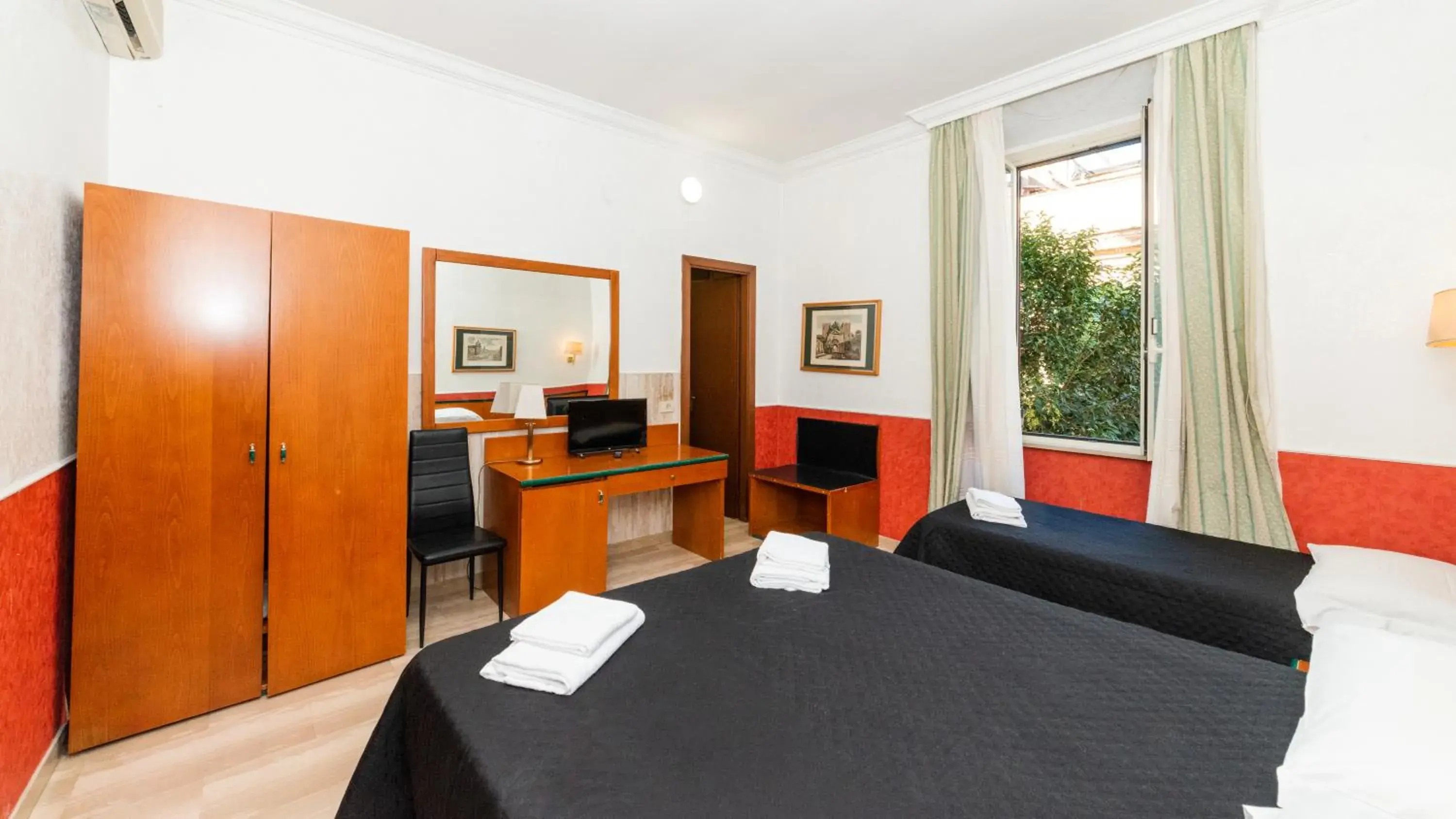 Bedroom, Bed in Hotel Center 2 Bedroom, Bed in Hotel Center 2