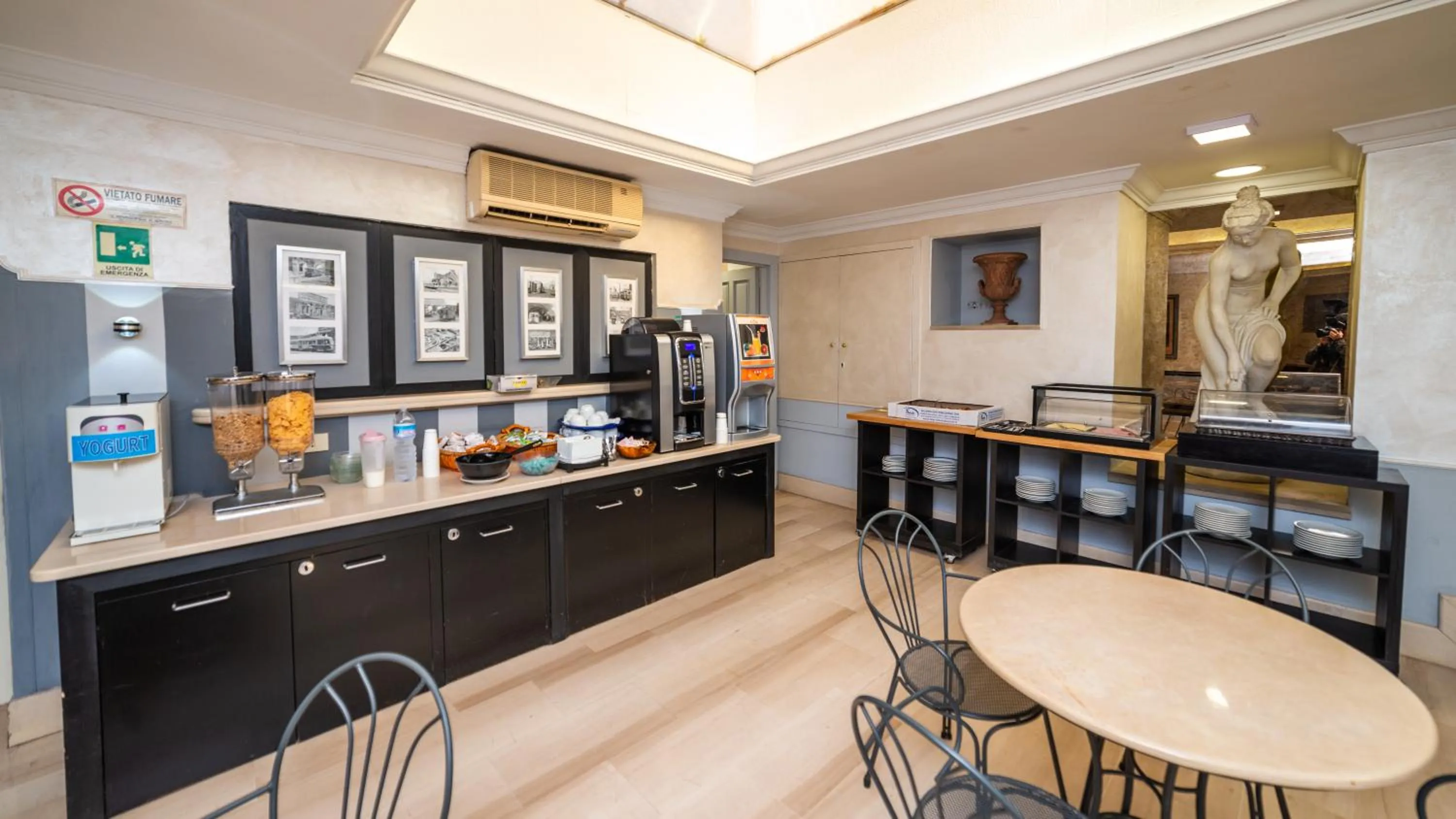 Restaurant/places to eat in Hotel Center 2