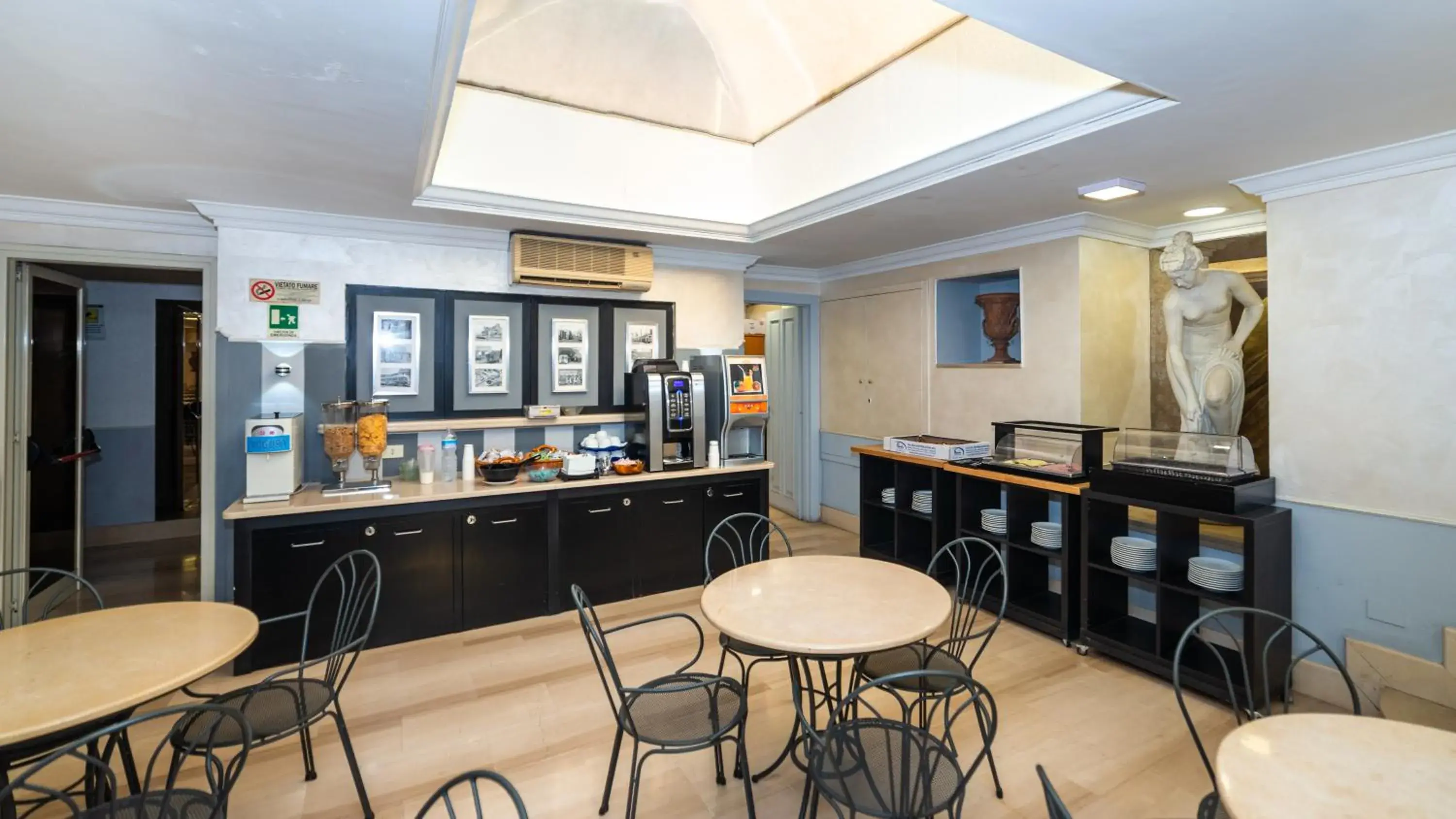 Restaurant/places to eat in Hotel Center 2 Restaurant/places to eat in Hotel Center 2