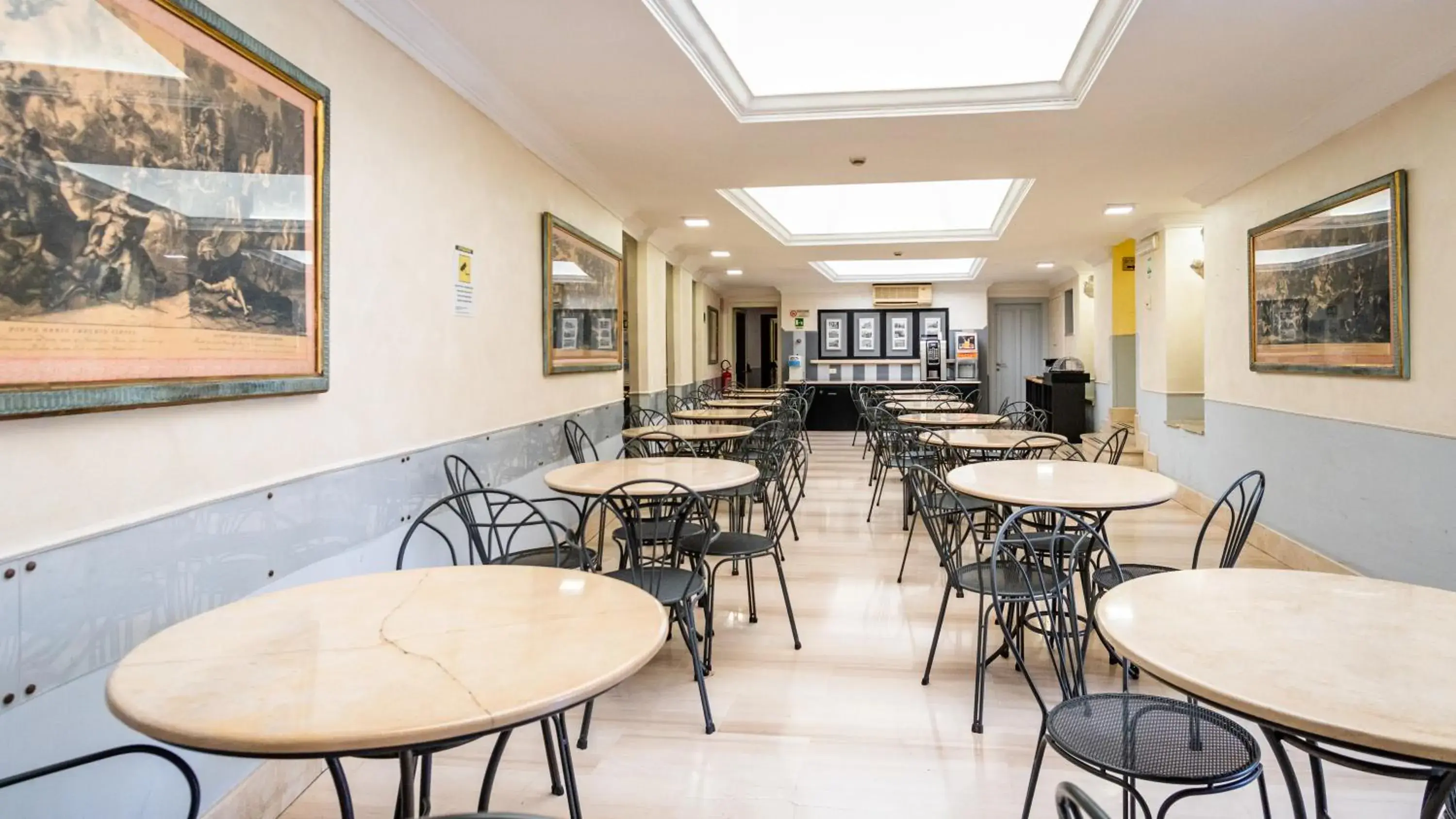 Restaurant/places to eat in Hotel Center 2 Restaurant/places to eat in Hotel Center 2