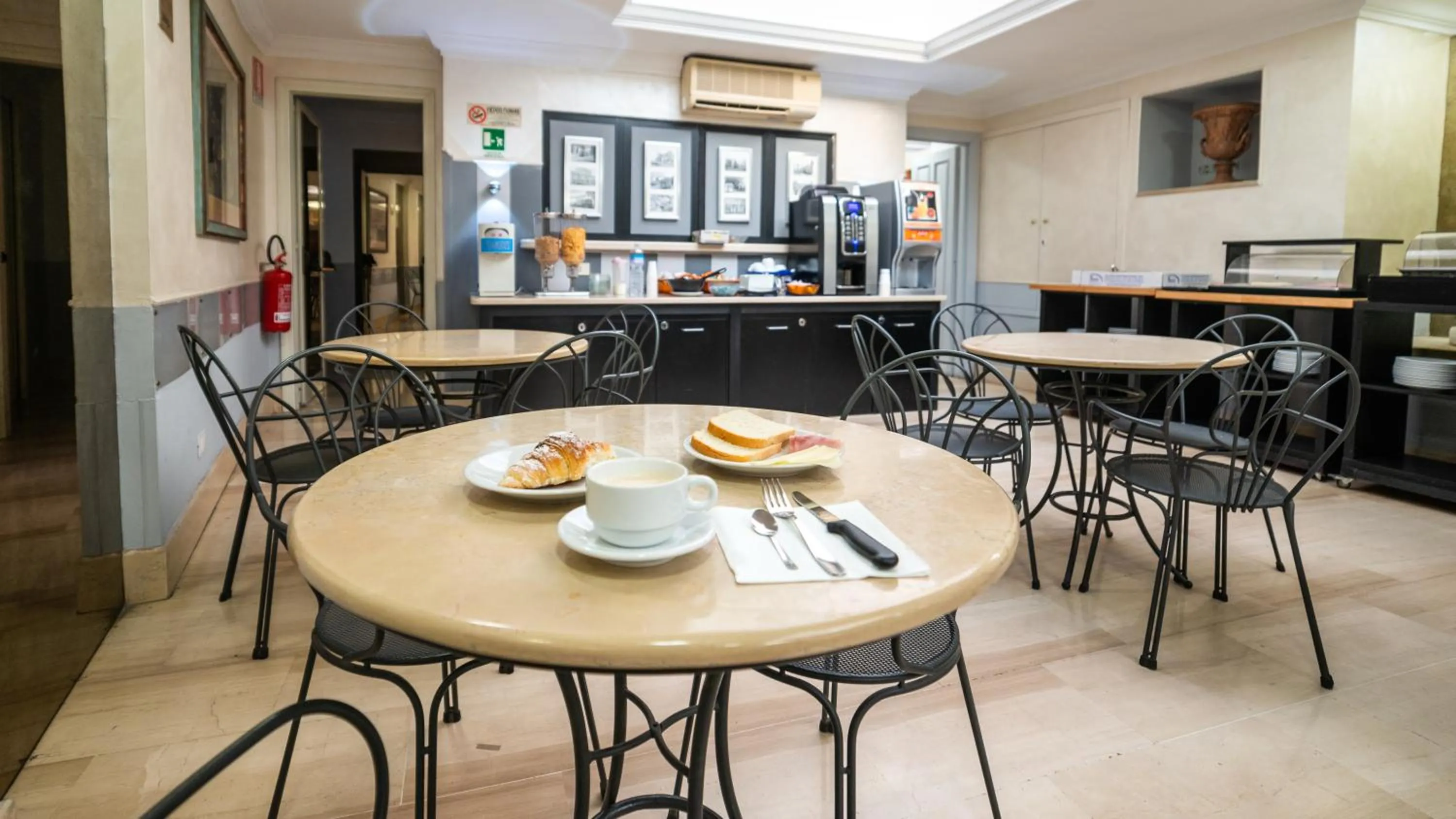 Restaurant/places to eat in Hotel Center 2