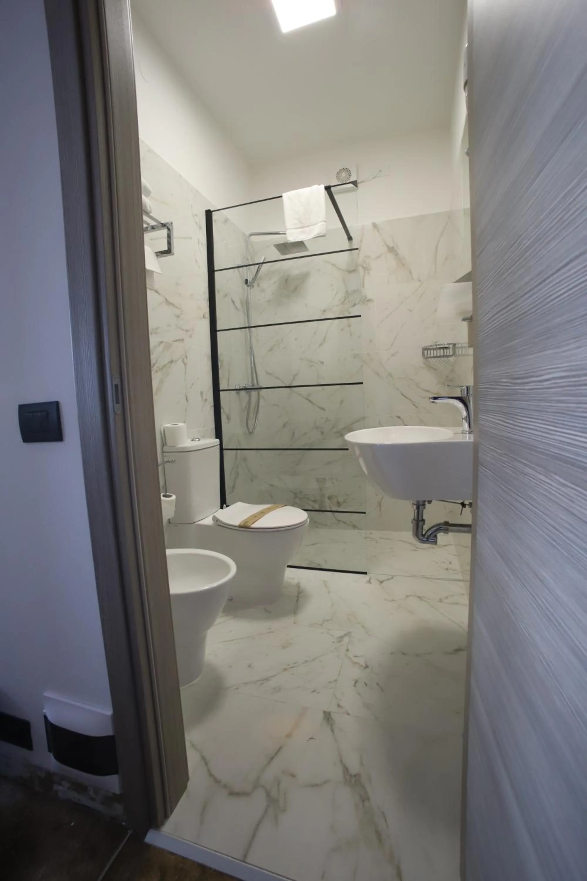 Shower in Tiby Hotel