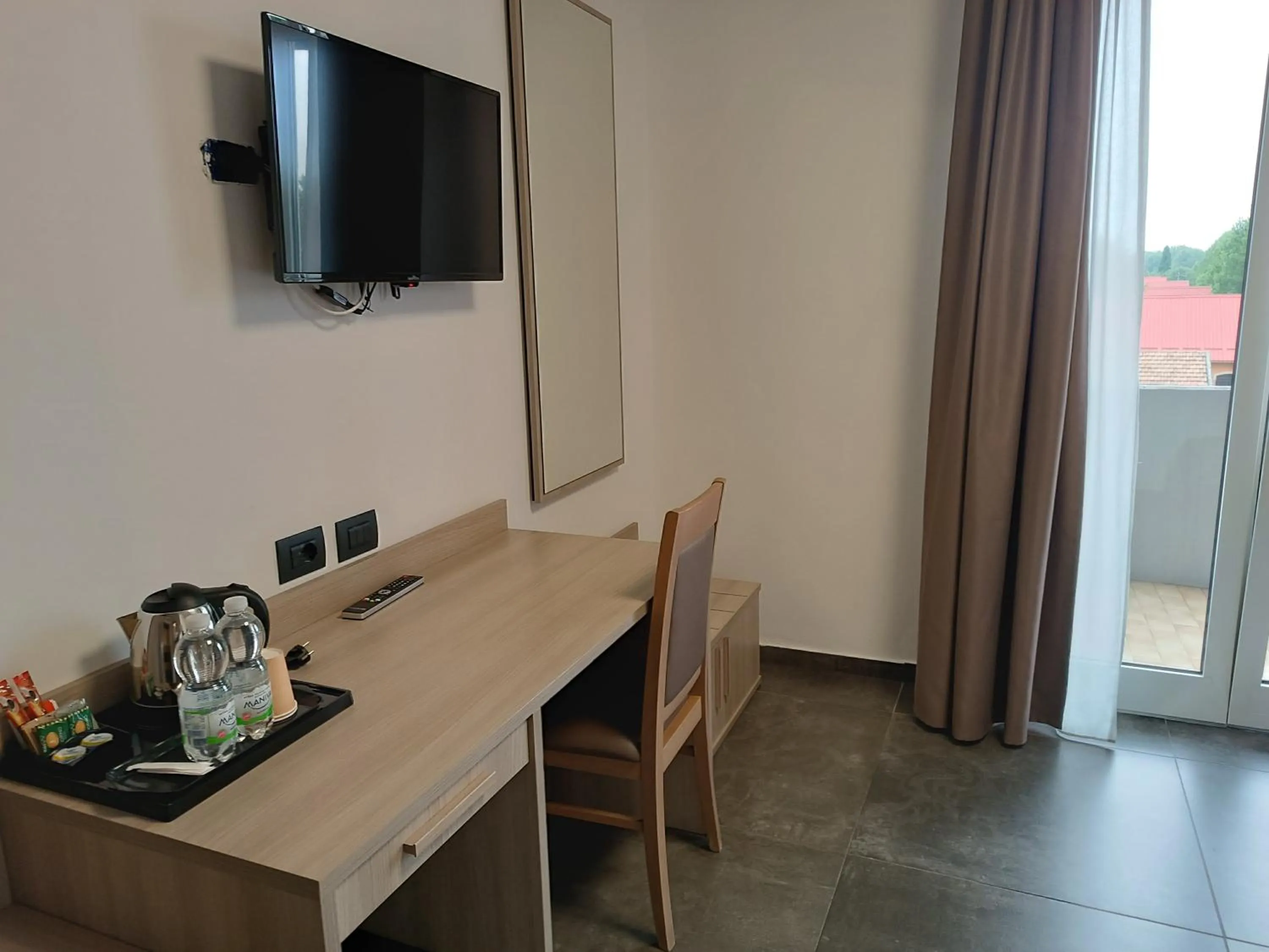 TV and multimedia in Tiby Hotel