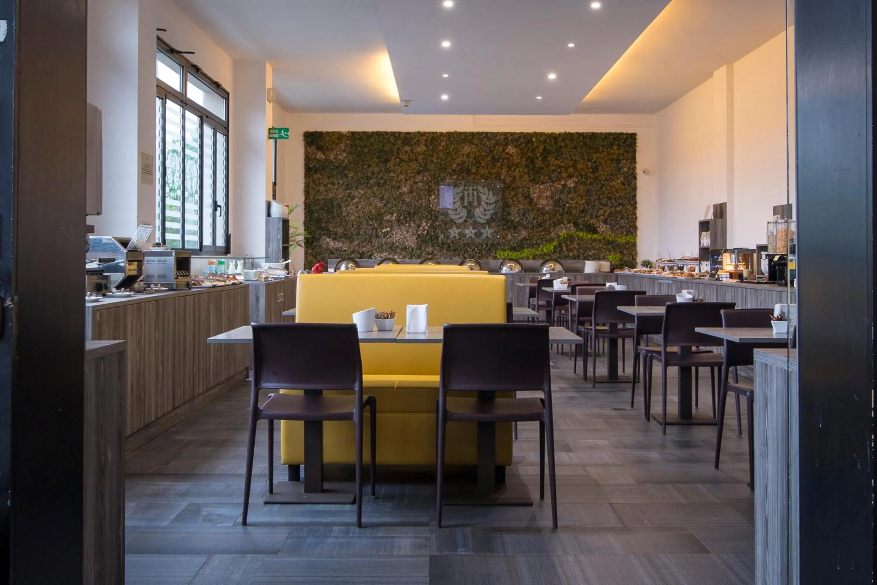 Restaurant/places to eat in Tiby Hotel