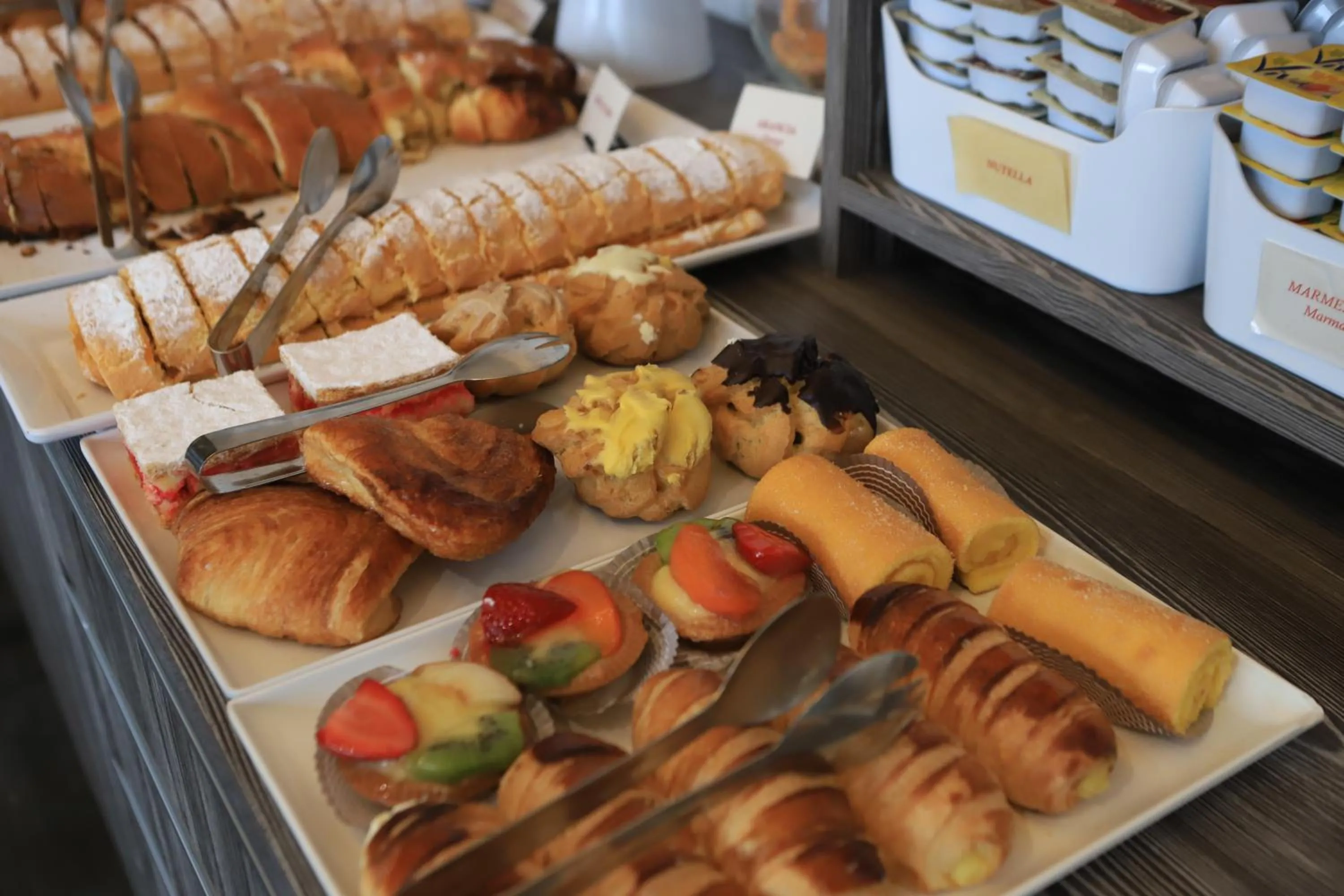 Food and drinks in Tiby Hotel