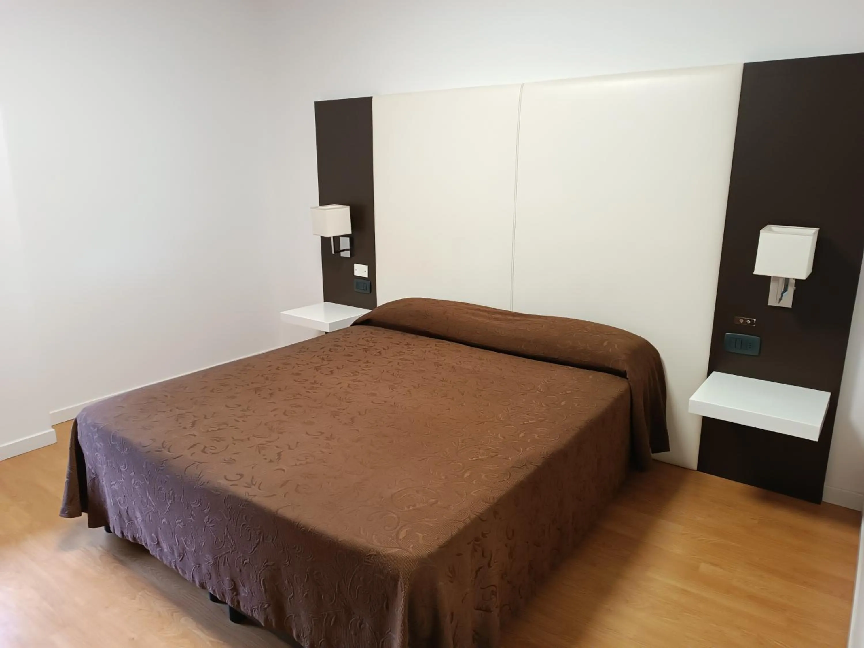 Bedroom, Bed in Tiby Hotel