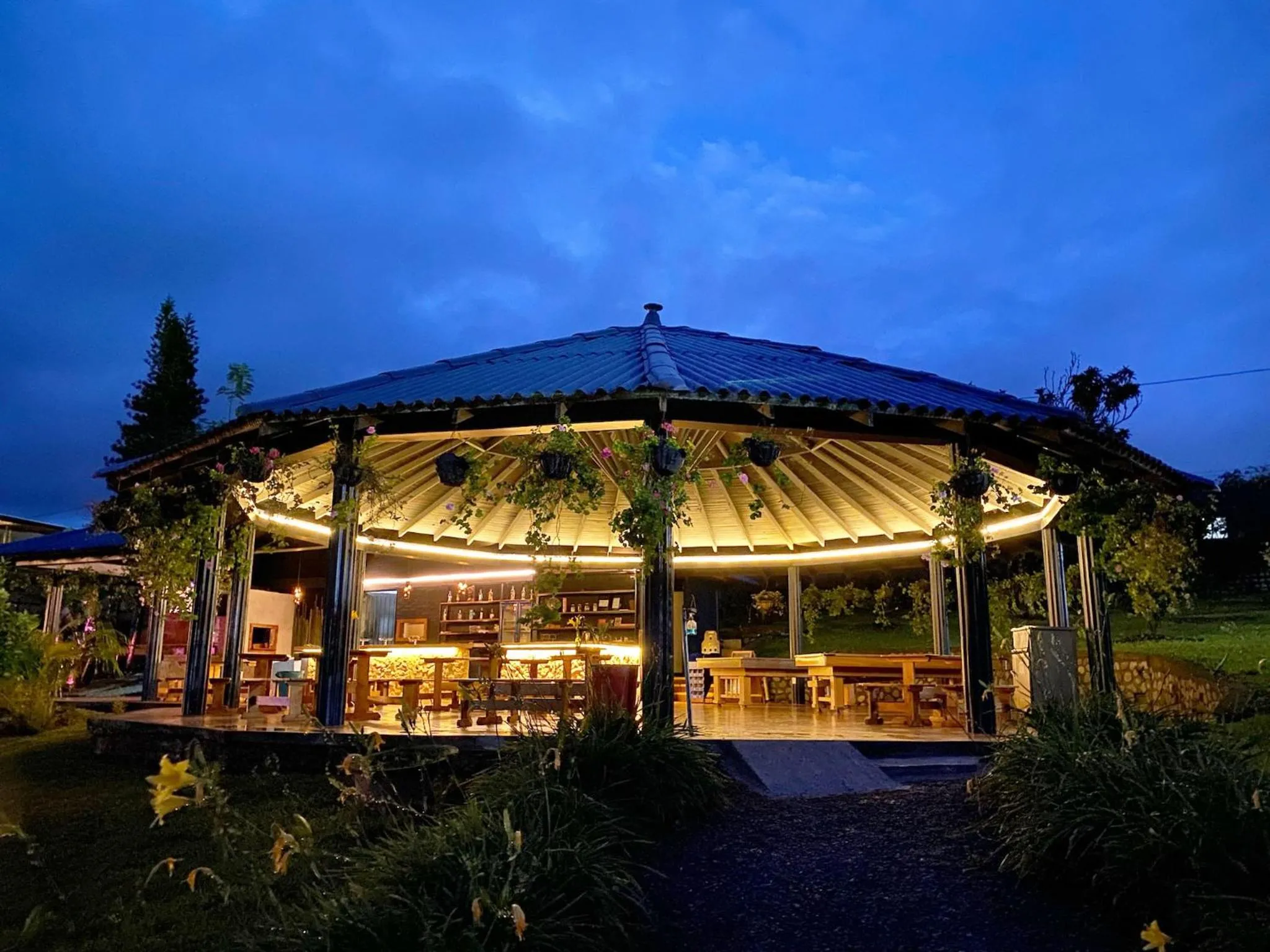 Restaurant/places to eat in Natural Luxury Hotel