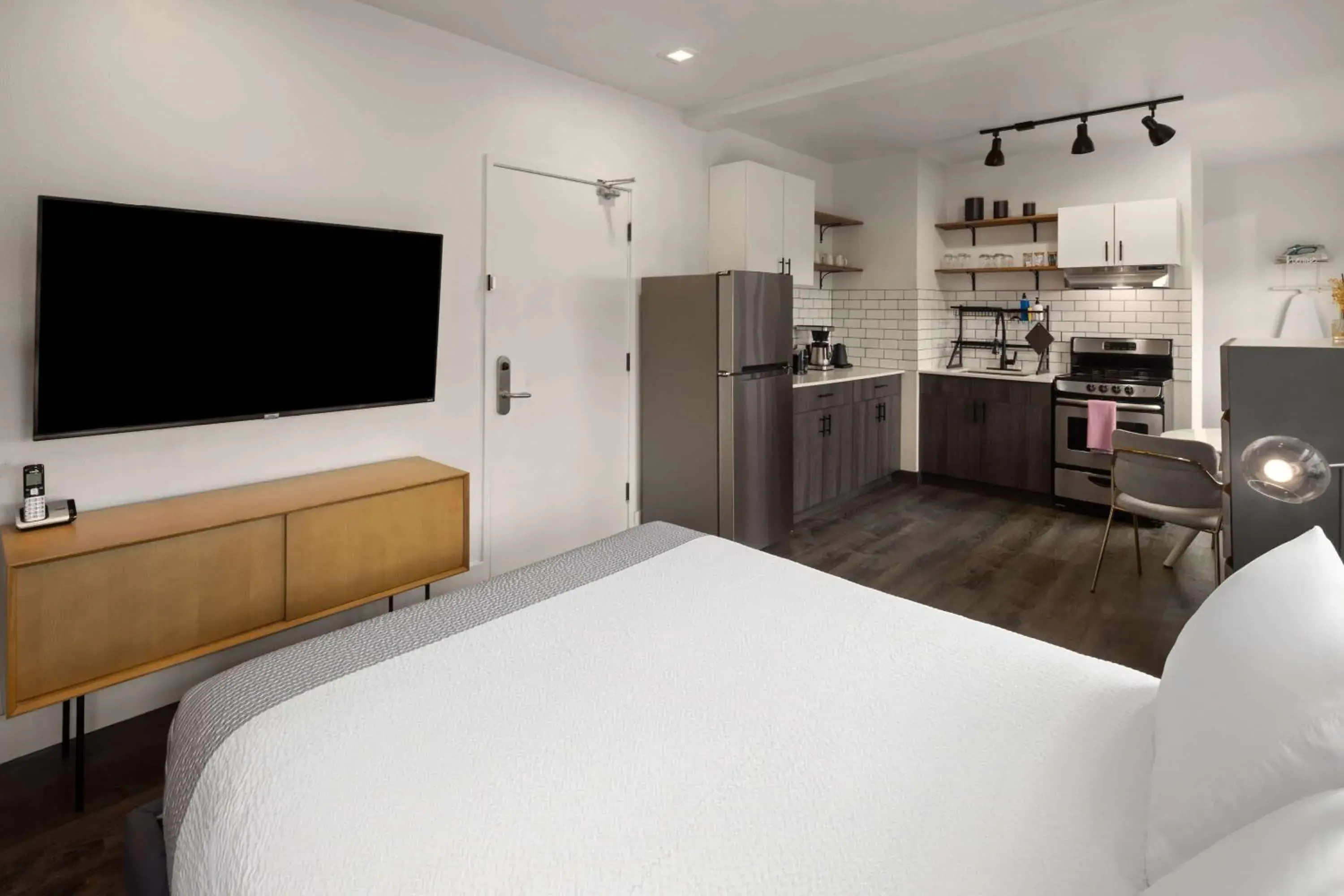 Photo of the whole room, Bed in Reside Seattle Downtown, a Wyndham Residence Photo of the whole room, Bed in Reside Seattle Downtown, a Wyndham Residence