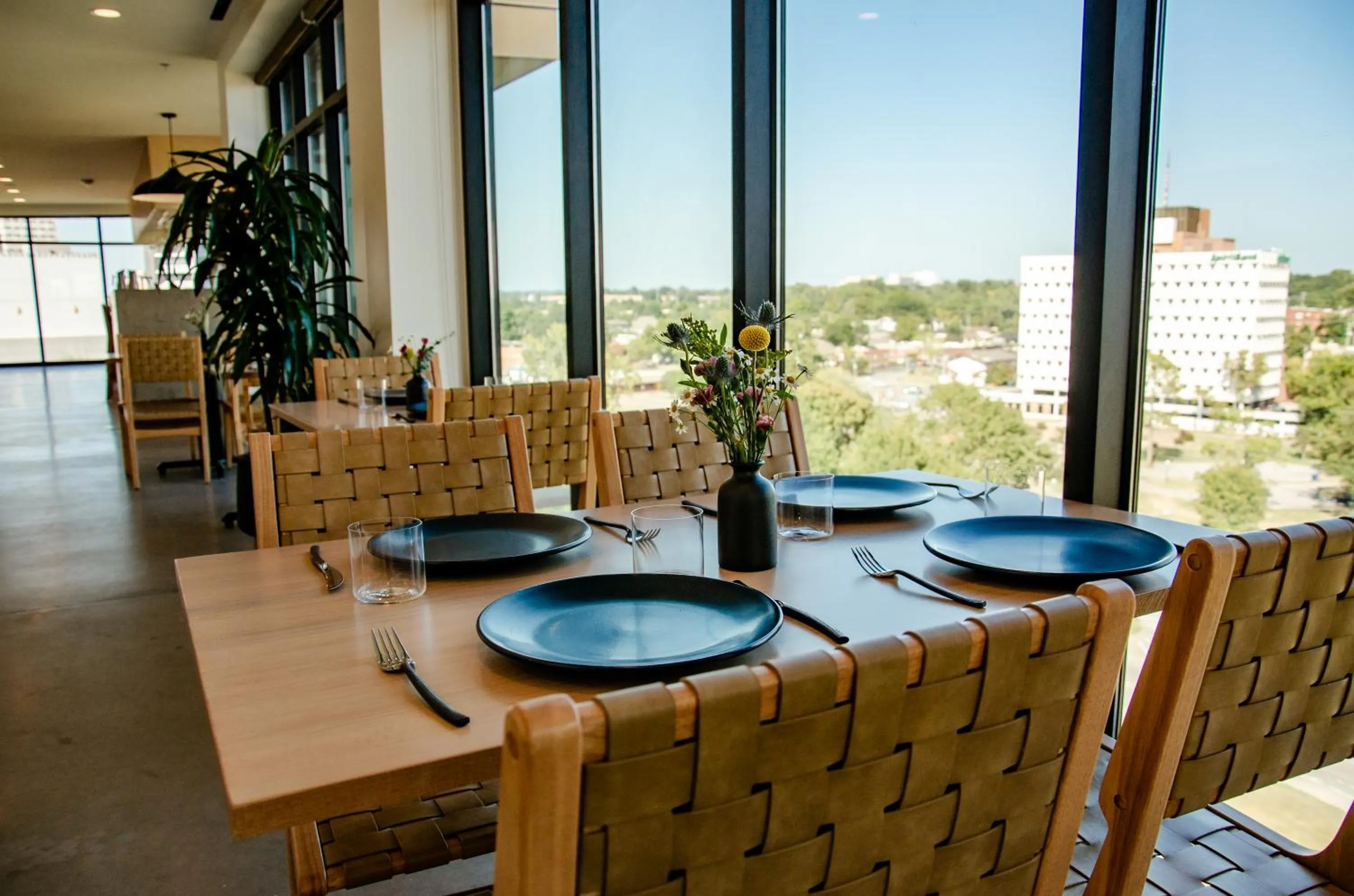 Restaurant/places to eat in Brut Hotel