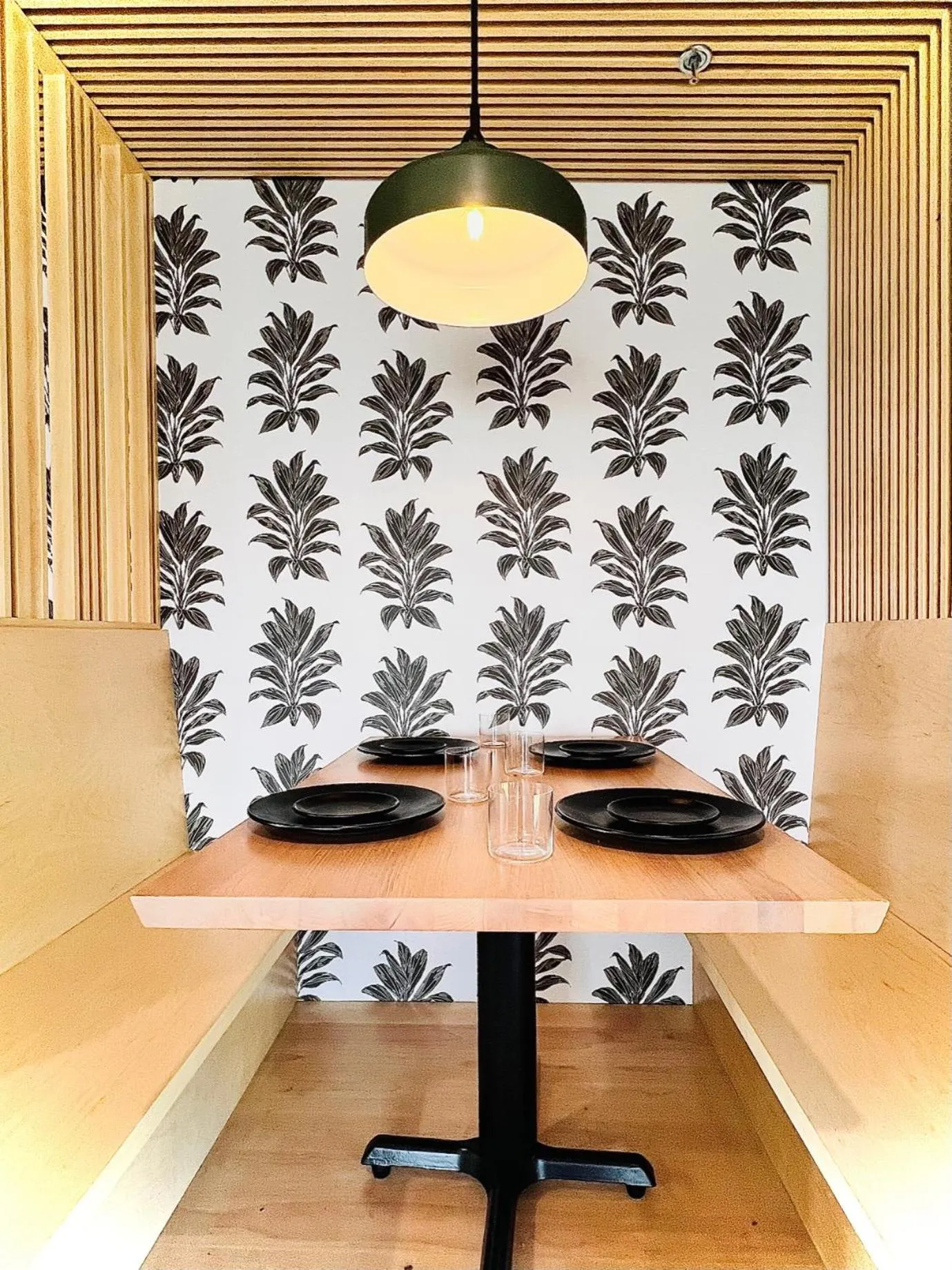 Restaurant/places to eat in Brut Hotel